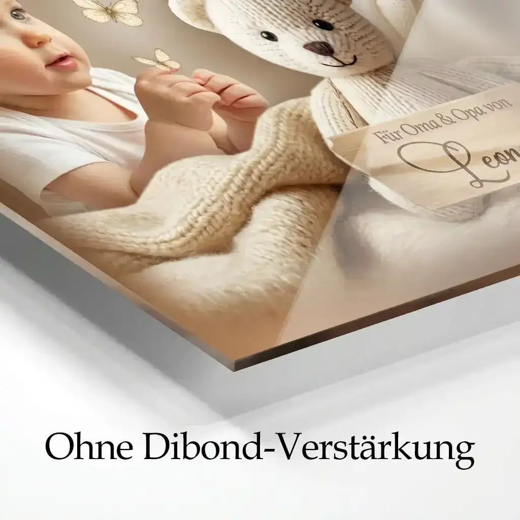 Acrylglasbild zur Geburt & Taufe – personalisiert mit Babyfoto und Namen, ohne Dibond-Verstärkung.