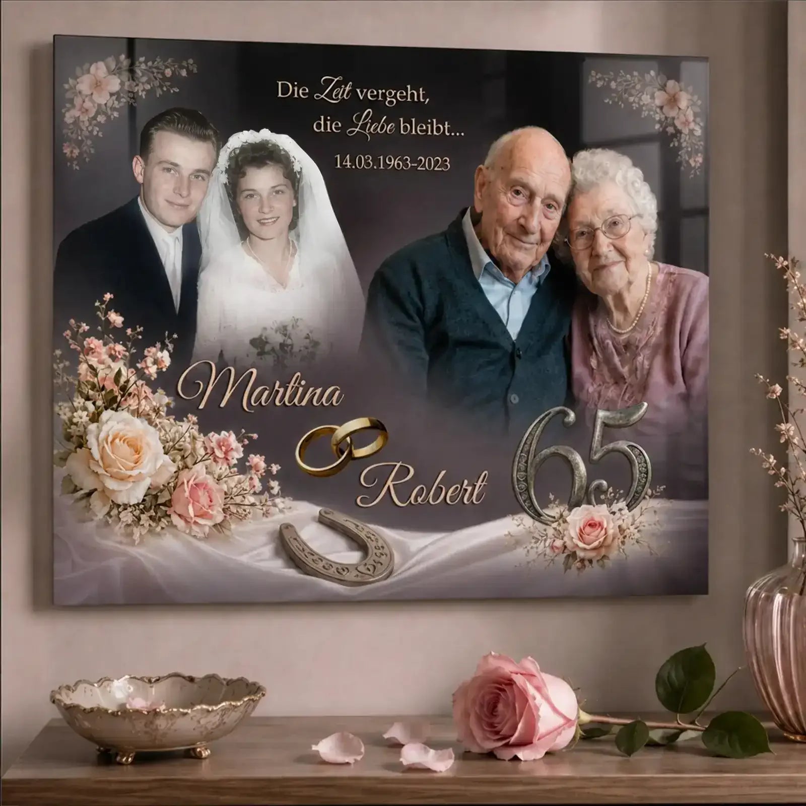 Personalisiertes Geschenk zur Eisernen Hochzeit. Fotos von damals und heute in Acrylglas. Mit bezauberndem Design aus Rosen, eisernem Hufeisen und der Zahl 65. Persönlich gestaltet mit Namen, Datum und Zitat.