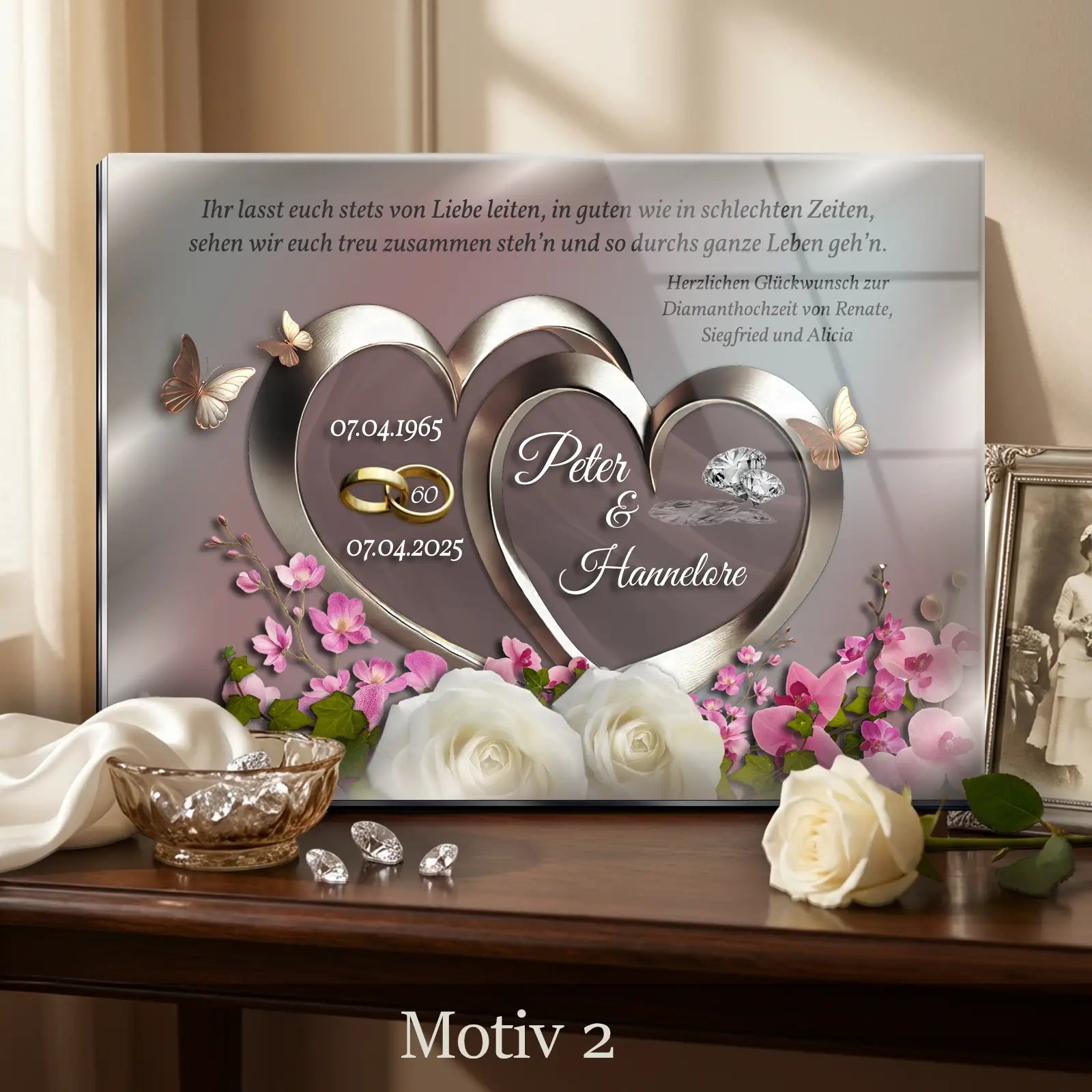 Geschenk zur Diamantenhochzeit. Personalisiertes Acrylglasbild zum 60. Hochzeitstag. Zwei romantische Herzen mit Namen und Datum in Rosen und Orchideen eingebettet.