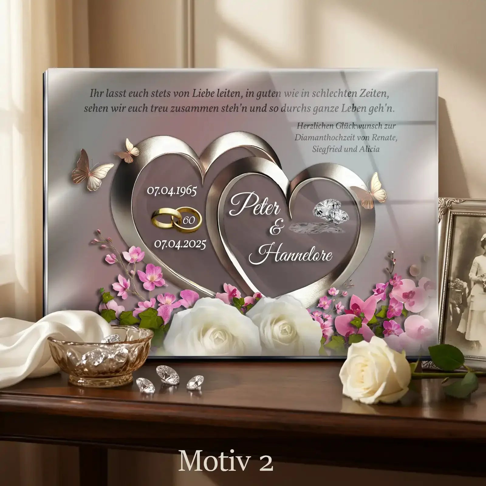 Geschenk zur Diamantenhochzeit. Personalisiertes Acrylglasbild zum 60. Hochzeitstag. Zwei romantische Herzen mit Namen und Datum in Rosen und Orchideen eingebettet.