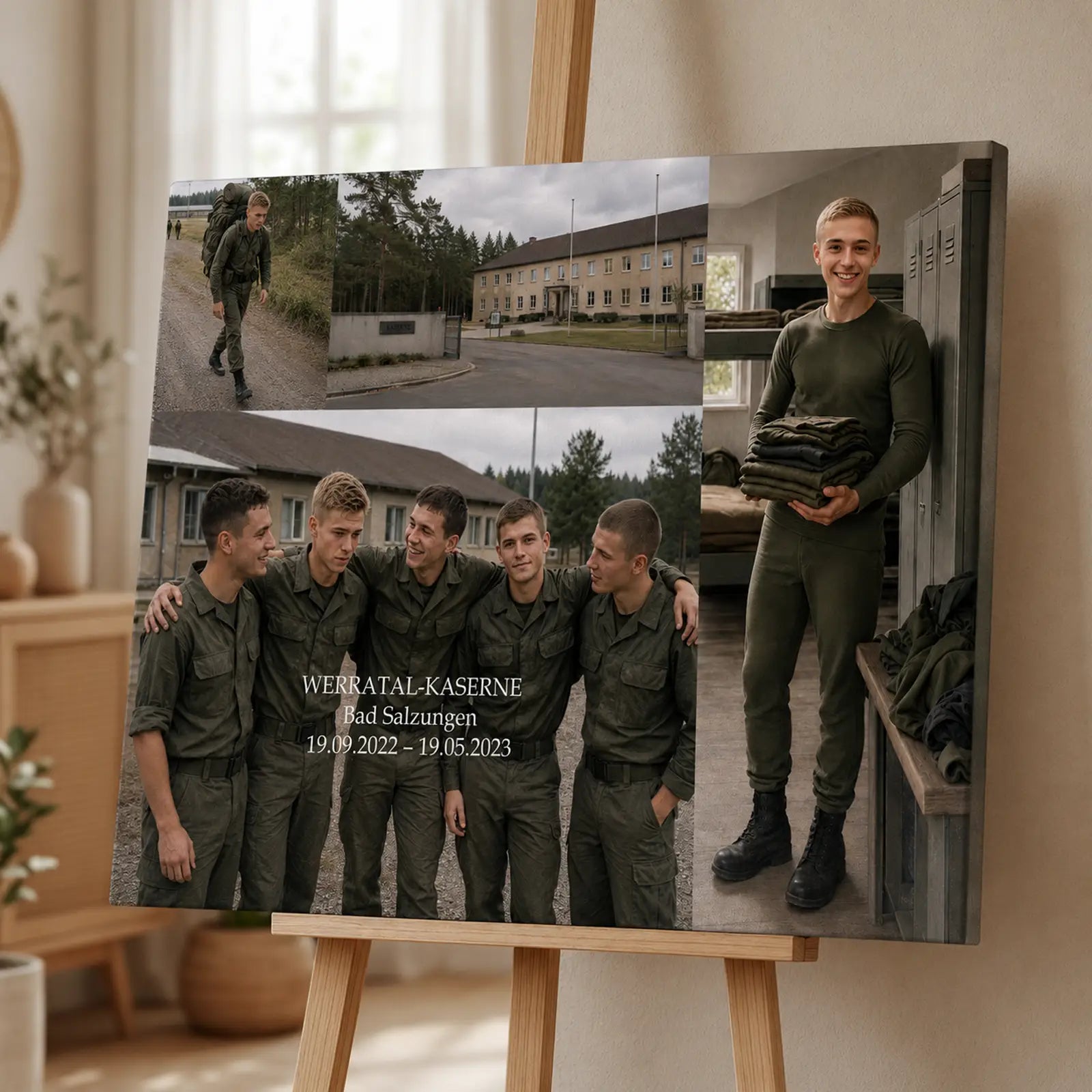 Personalisierte Erinnerungsleinwand zum Bundeswehrdienst mit vier Soldatenfotos, Werratal-Kaserne und Dienstzeitraum, auf einer Holzstaffelei im Wohnraum. Geschenk als Erinnerung an den Wehrdienst.