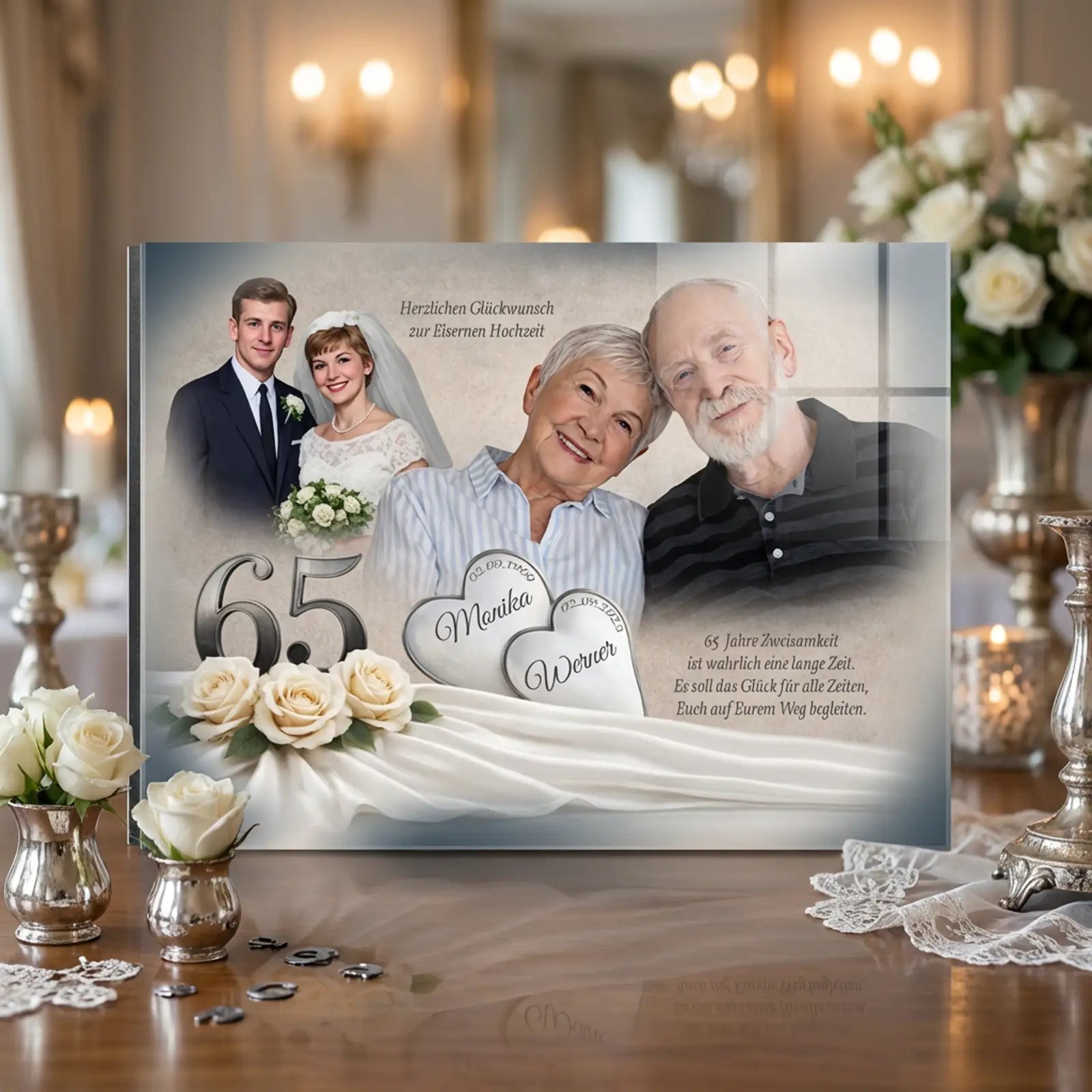 Geschenk zur Eisernen Hochzeit mit Foto – Acrylglasbild mit Collage eines Ehepaares und Hochzeitsfoto zum 65. Hochzeitstag dekorativ auf Tisch präsentiert