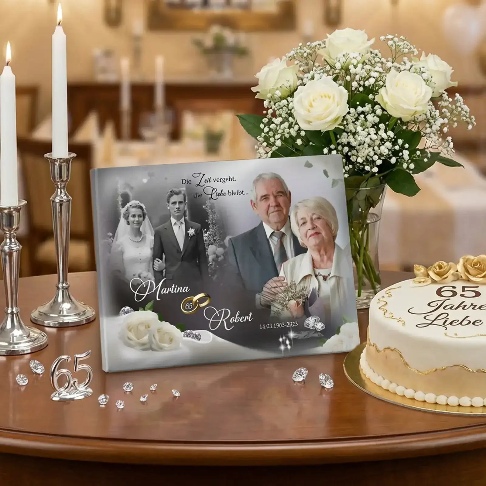 Geschenk zur Eisernen Hochzeit mit personalisierter Leinwand, Blumen, Kerzen und einer Torte zum 65. Jubiläum der Liebe.