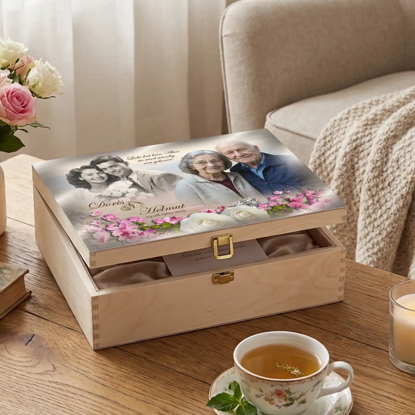 Geschenk zur Diamantenen Hochzeit: Holzbox mit Fotos von früher und heute und persönlichem Text als bleibende Erinnerung