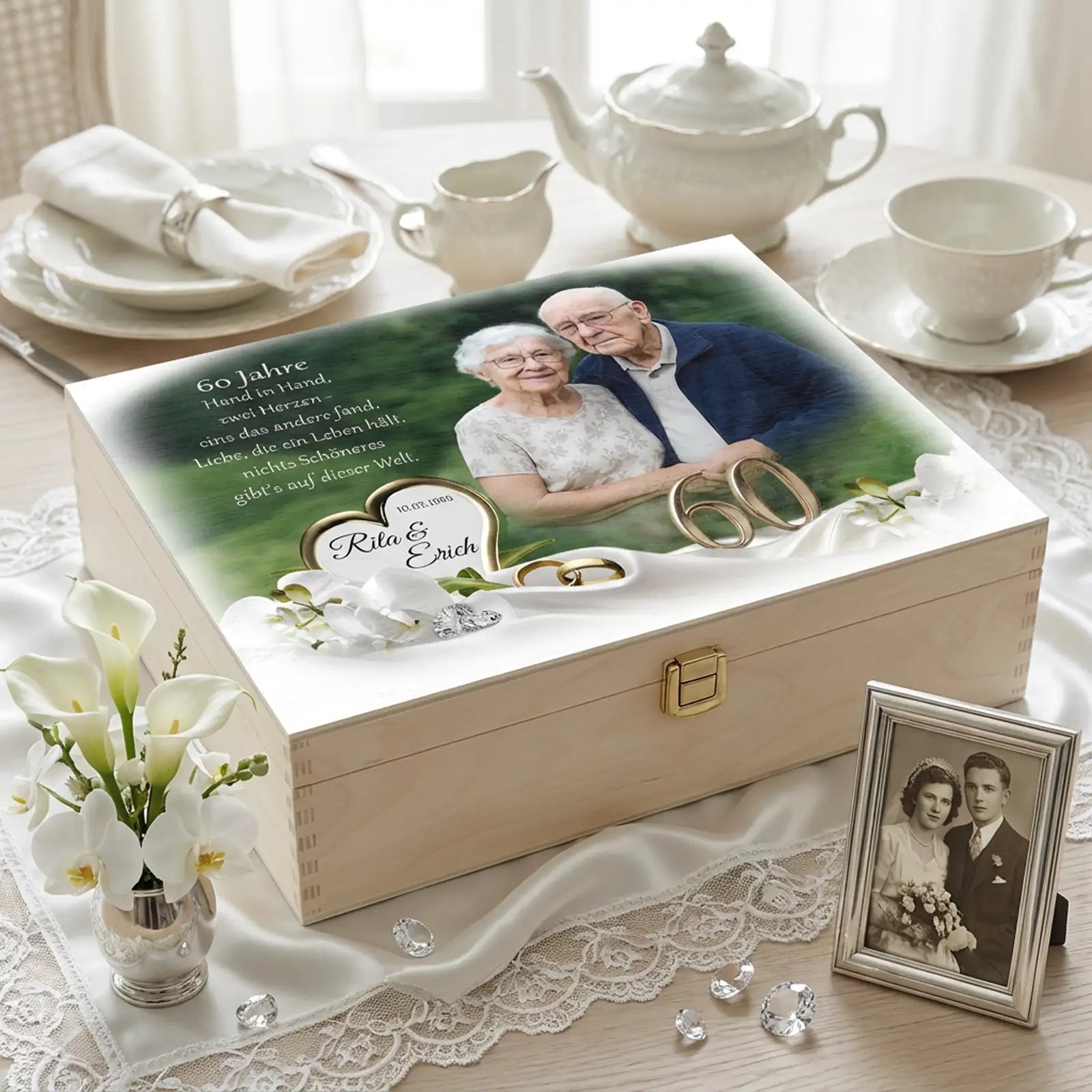 Geschenk zum 60. Hochzeitstag: Holzbox mit Bildern von früher und heute, personalisiert mit Namen und liebevoller Widmung