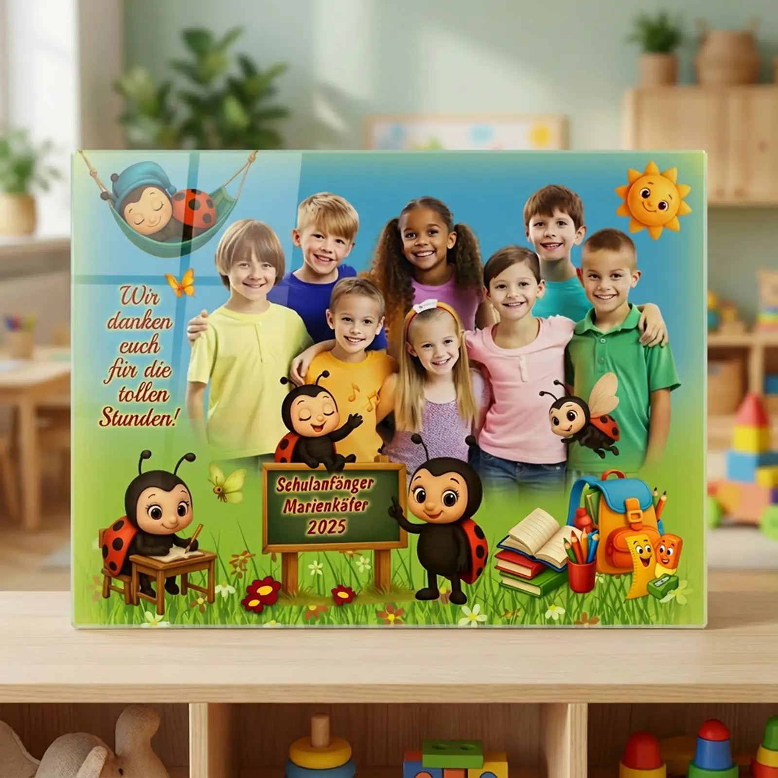 Ein exklusiv personalisiertes Acrylglasbild mit Gruppenfoto und Namen, als Geschenk zum Abschied vom Kindergarten für Erzieher und Erzieherinnen, liebevoll ans Thema Marienkäfer angelehnt mit herzigen Accessoires