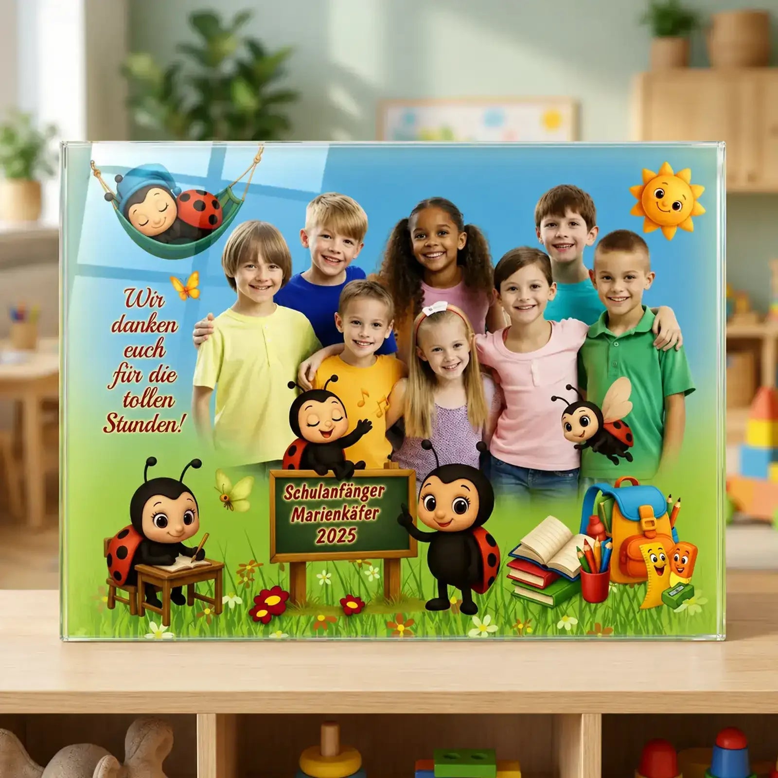 Ein exklusiv personalisiertes Acrylglasbild mit Gruppenfoto und Namen, als Geschenk zum Abschied vom Kindergarten für Erzieher und Erzieherinnen, liebevoll ans Thema Marienkäfer angelehnt mit herzigen Accessoires