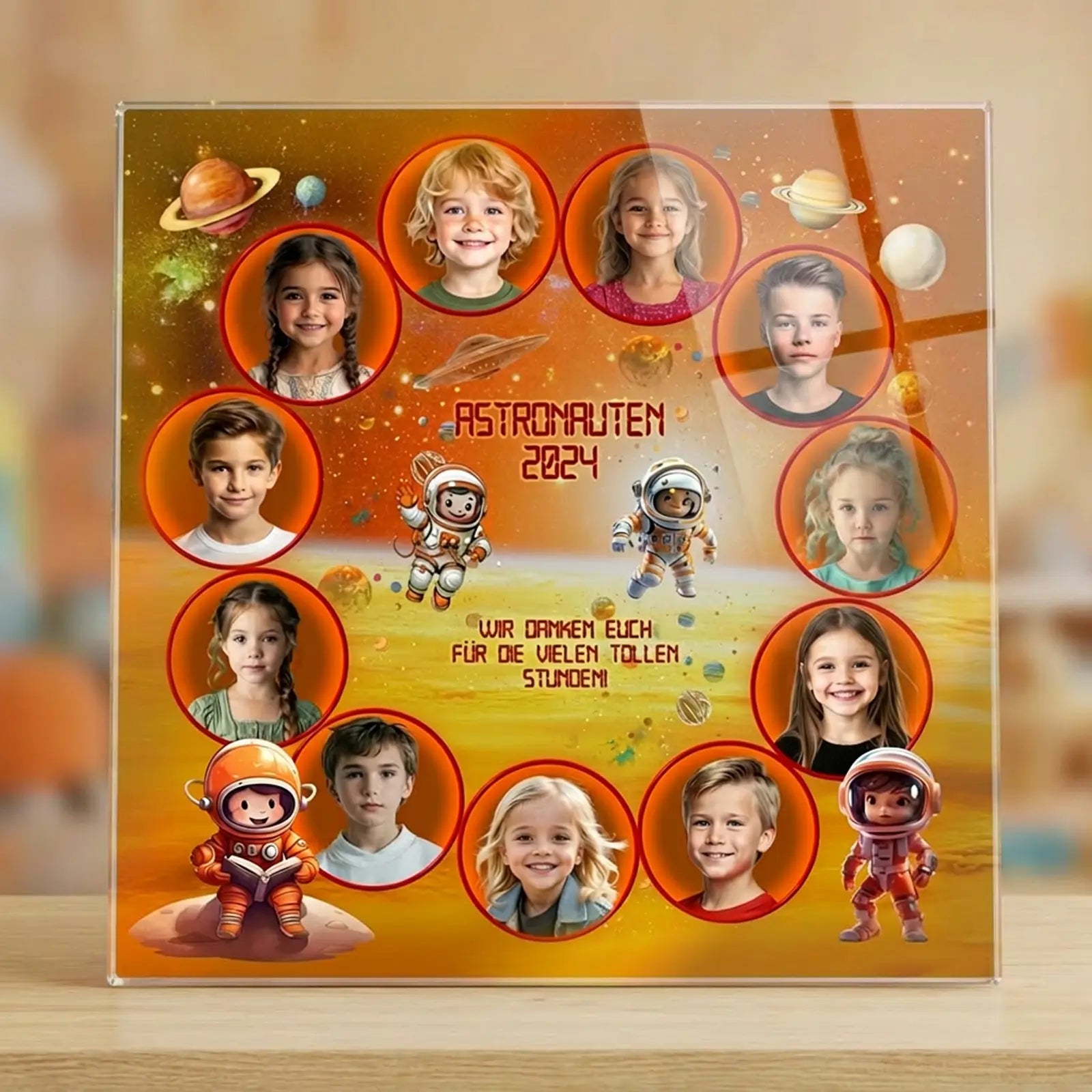 Personalisierbares Acrylglasbild mit Astronauten-Motiv, Kinderfotos und Namen als Abschiedsgeschenk für Kindergarten, Kita oder Vorschule.