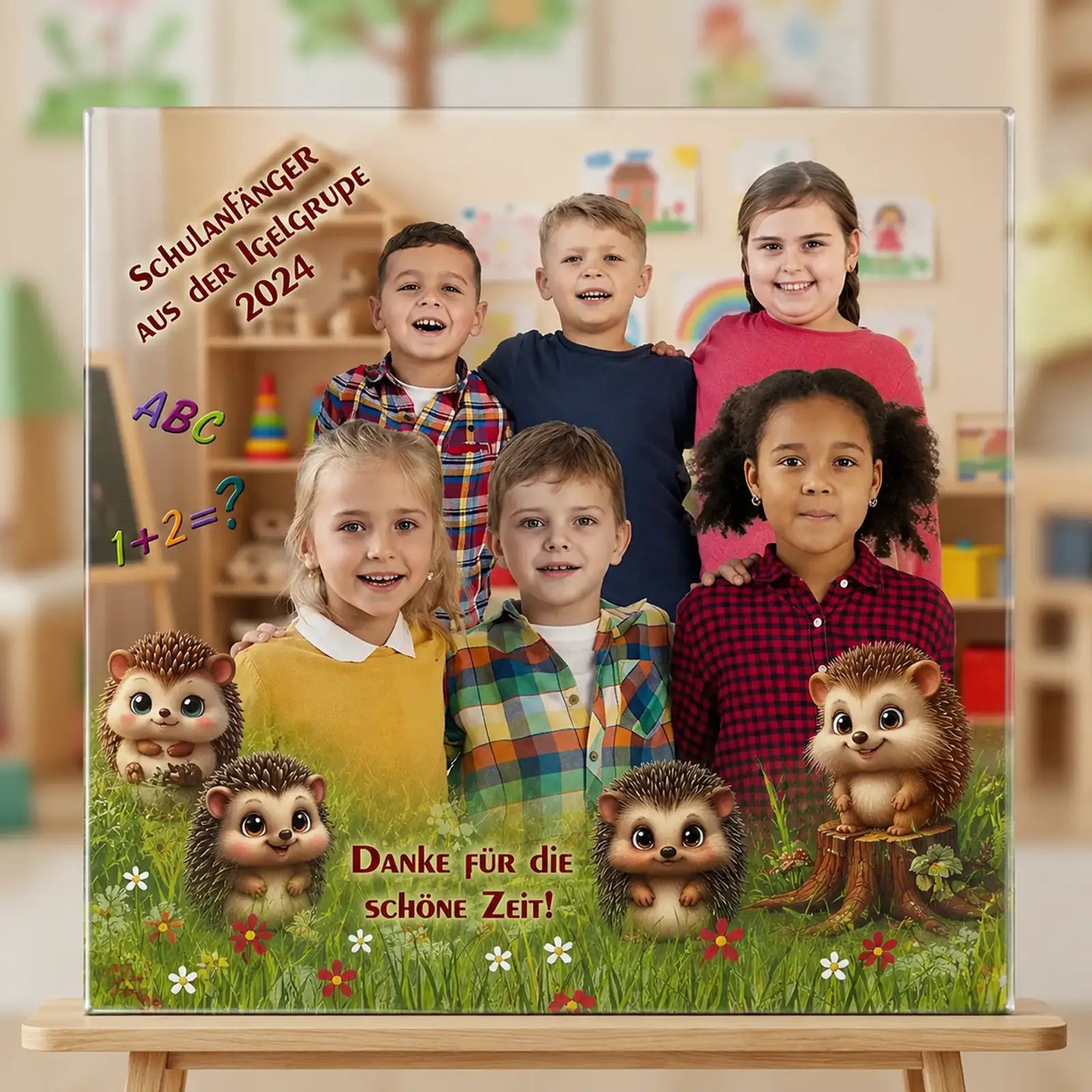 Personalisierbares Acrylglasbild mit Igel-Motiv, Kinderfotos, Namen und verspielter Kindergartenlandschaft als Abschiedsgeschenk für Kindergarten, Kita oder Vorschule.