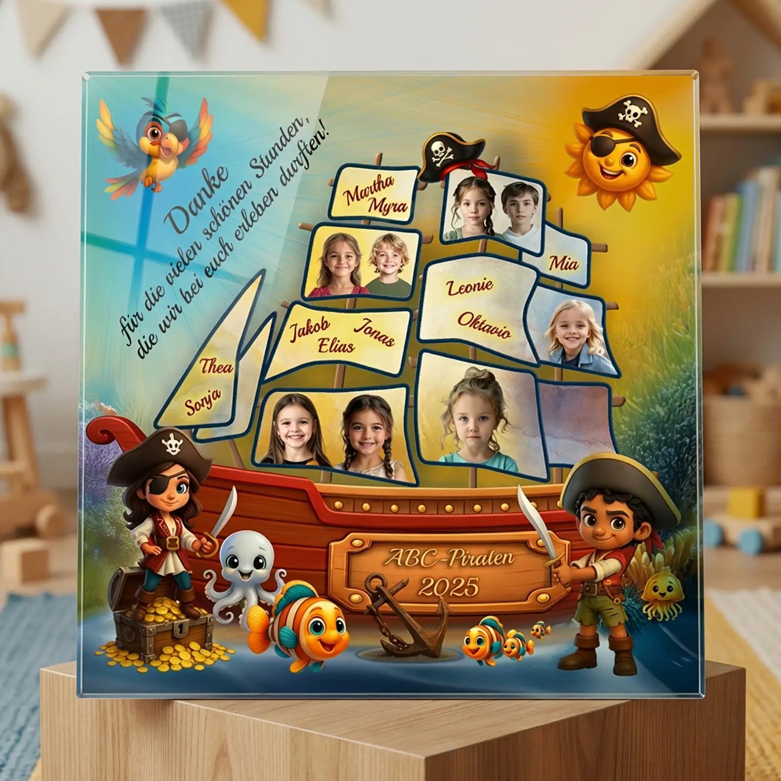 Personalisierbares Acrylglasbild mit Piraten-Motiv, Kinderfotos und Namen als Abschiedsgeschenk für Kindergarten, Kita oder Vorschule.