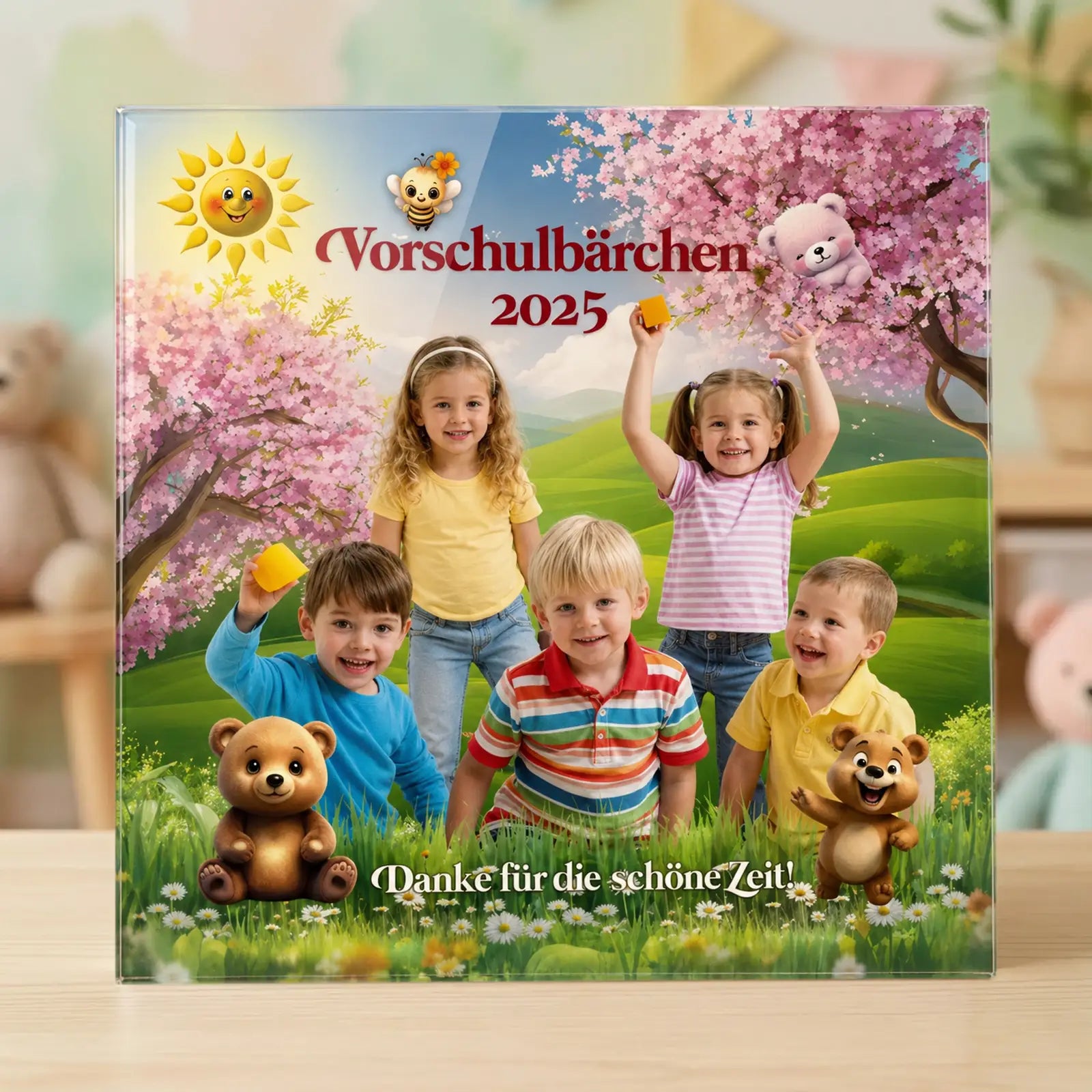 Personalisierbares Acrylglasbild mit Bären-Motiv, Kinderfotos, Namen und frühlingshafter Wiesenlandschaft als Abschiedsgeschenk für Kindergarten, Kita oder Vorschule.