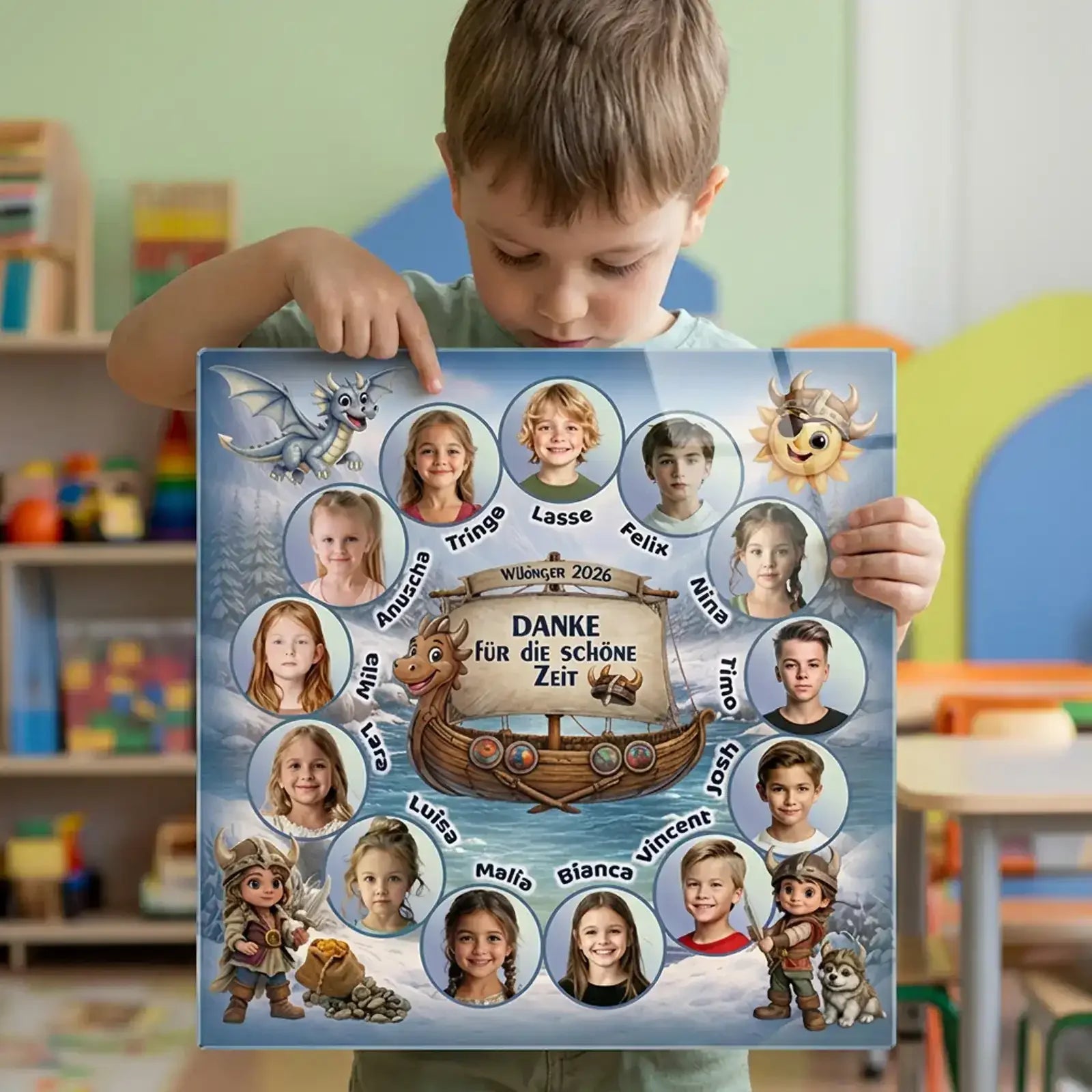 Personalisierte Kindergarten-Acrylglas mit Wikinger-Motiv, Gruppenfoto und Kindernamen als Abschiedsgeschenk für Kindergarten oder Kita.
