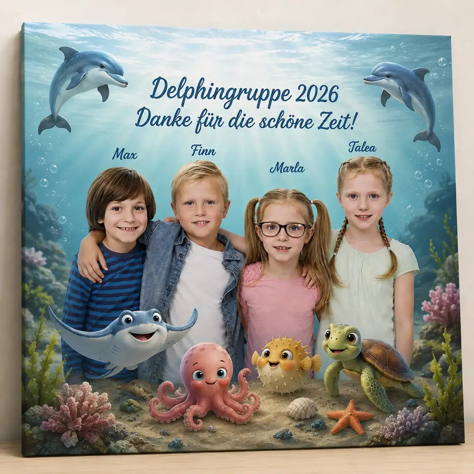 Personalisierte Leinwand zum Kindergartenabschied mit Delphin-Motiv, Gruppenfoto, Kindernamen und Unterwasserwelt als Geschenk für Erzieherinnen.