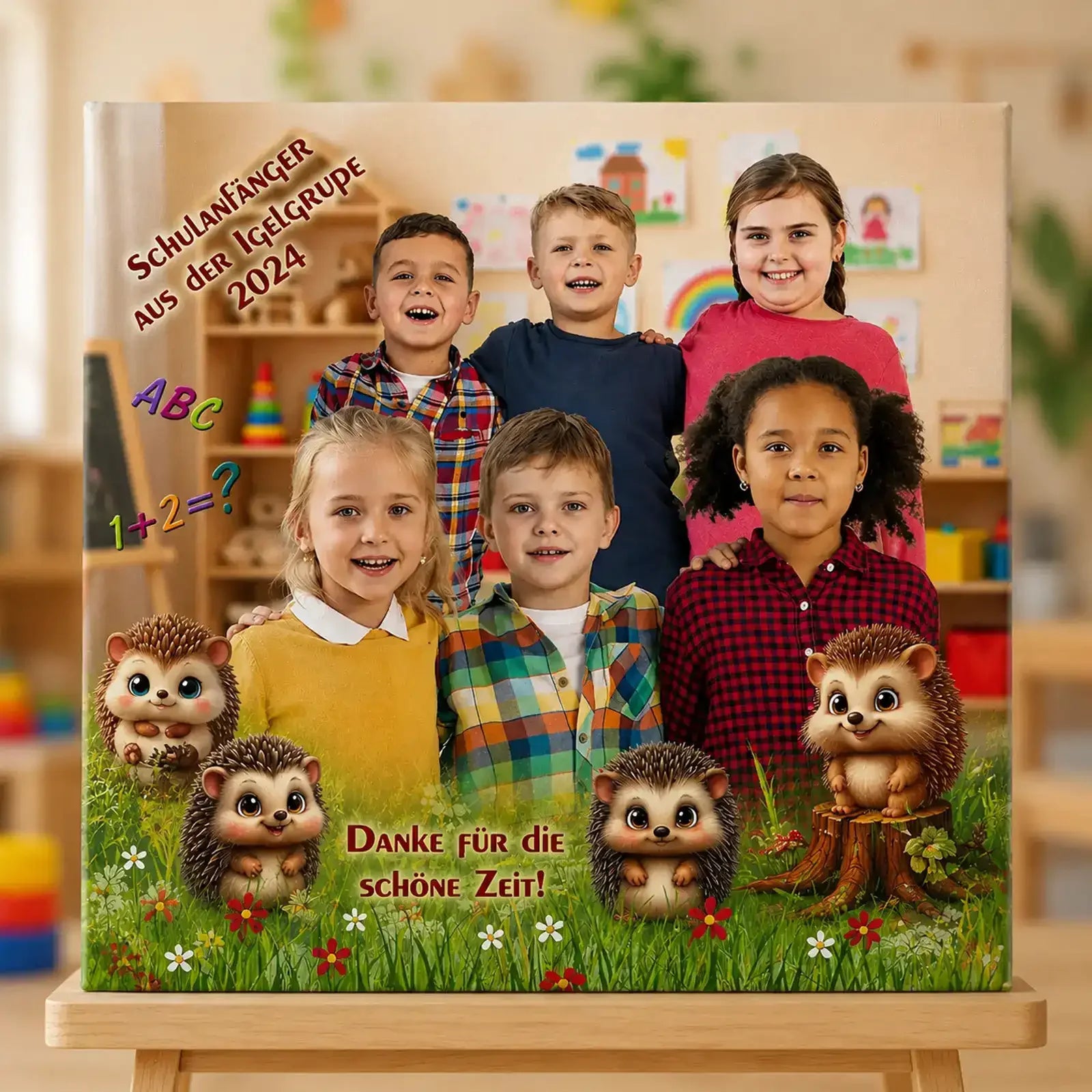 Personalisierte Leinwand zum Kindergartenabschied mit Gruppenfoto, Igel-Motiv, Kindernamen und Wiesenlandschaft als Geschenk für Erzieherinnen.