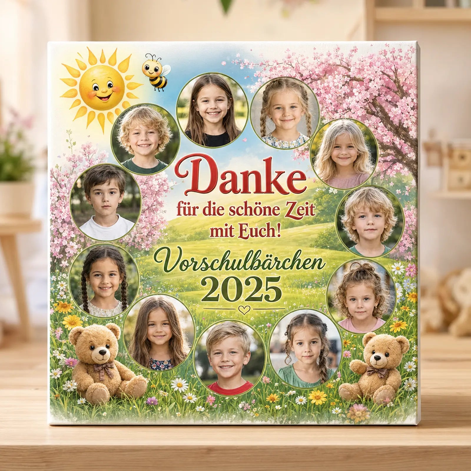 Personalisierte Kindergarten-Leinwand „Vorschulbärchen 2025“ mit Kinderfotos, Namen, Blumenwiese, Teddybären, Sonne und Text „Danke für die schöne Zeit mit Euch“ als liebevolles Abschiedsgeschenk.