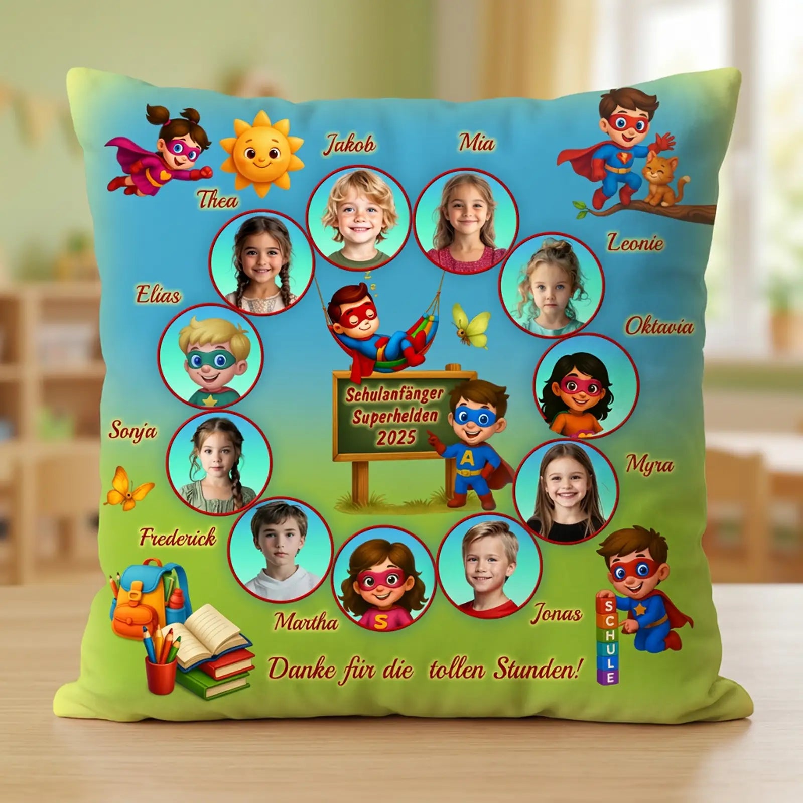 Geschenk Fotokissen mit Fotos von Kindergartenkindern als Abschiedsgeschenk für Erzieherinnen mit buntem Design.