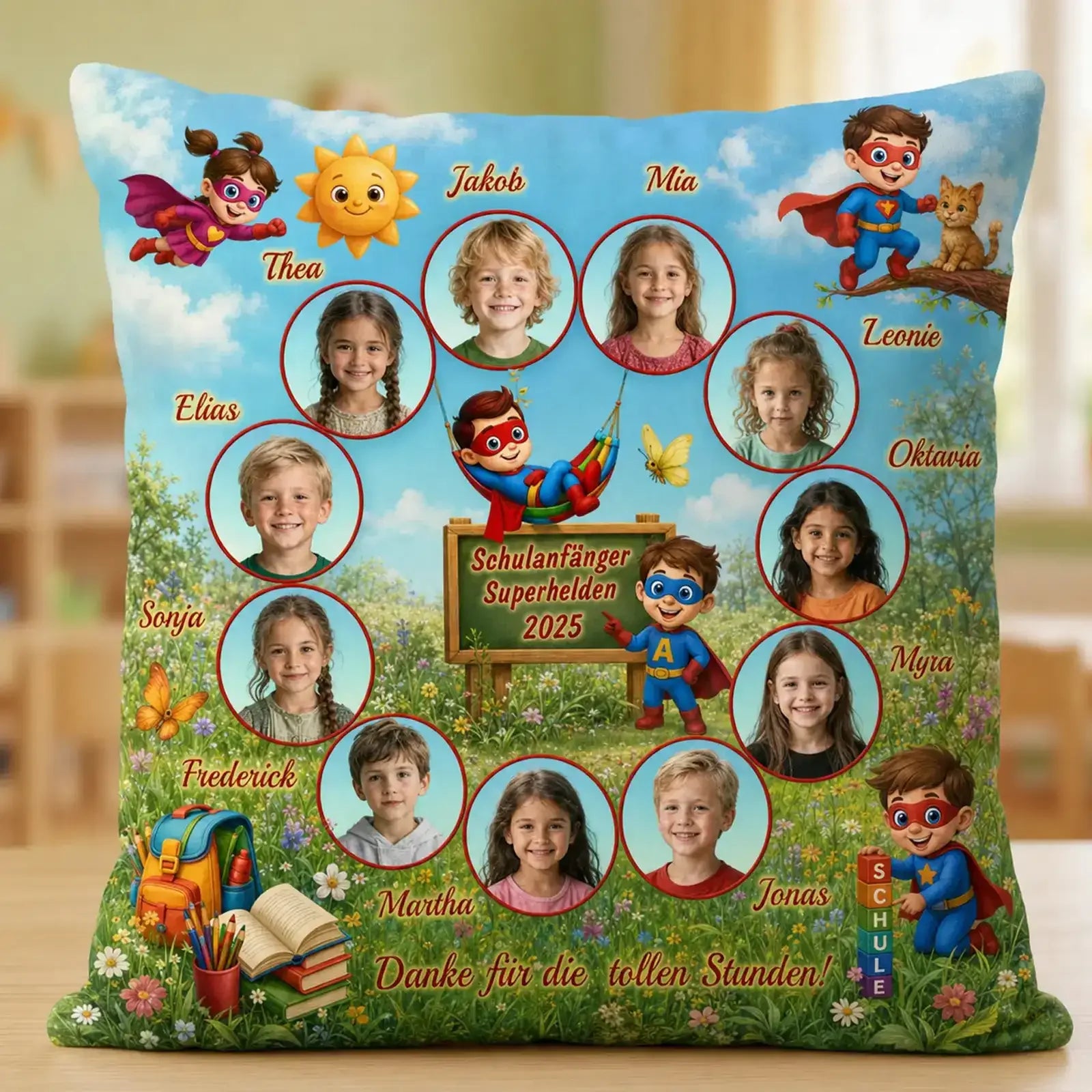 Geschenk Fotokissen mit Fotos von Kindergartenkindern als Abschiedsgeschenk für Erzieherinnen mit buntem Design.