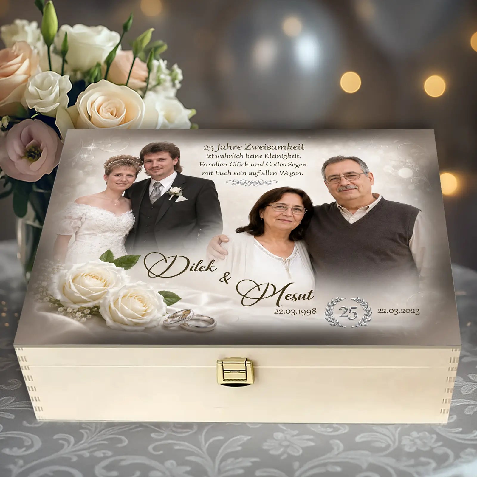Geschenk zur silbernen Hochzeit. Personalisierte Holzbox mit Fotos von der Hochzeit und von der heutigen Zeit mit Namen und romantischen Accessoires.