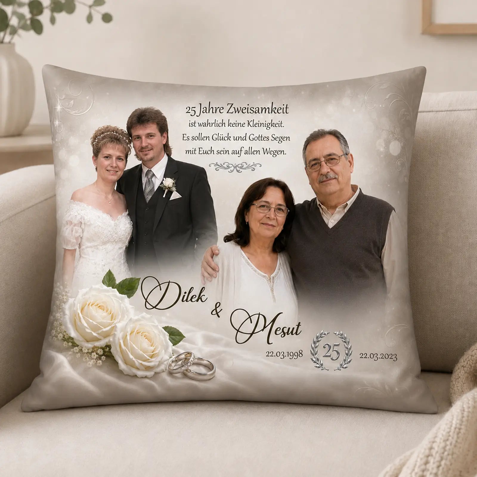 Romantisches Kissen mit Fotos von damals und heute als Geschenk zur Silbernen Hochzeit. Personalisiert mit Namen, Datum und Spruch zum 25. Hochzeitstag.