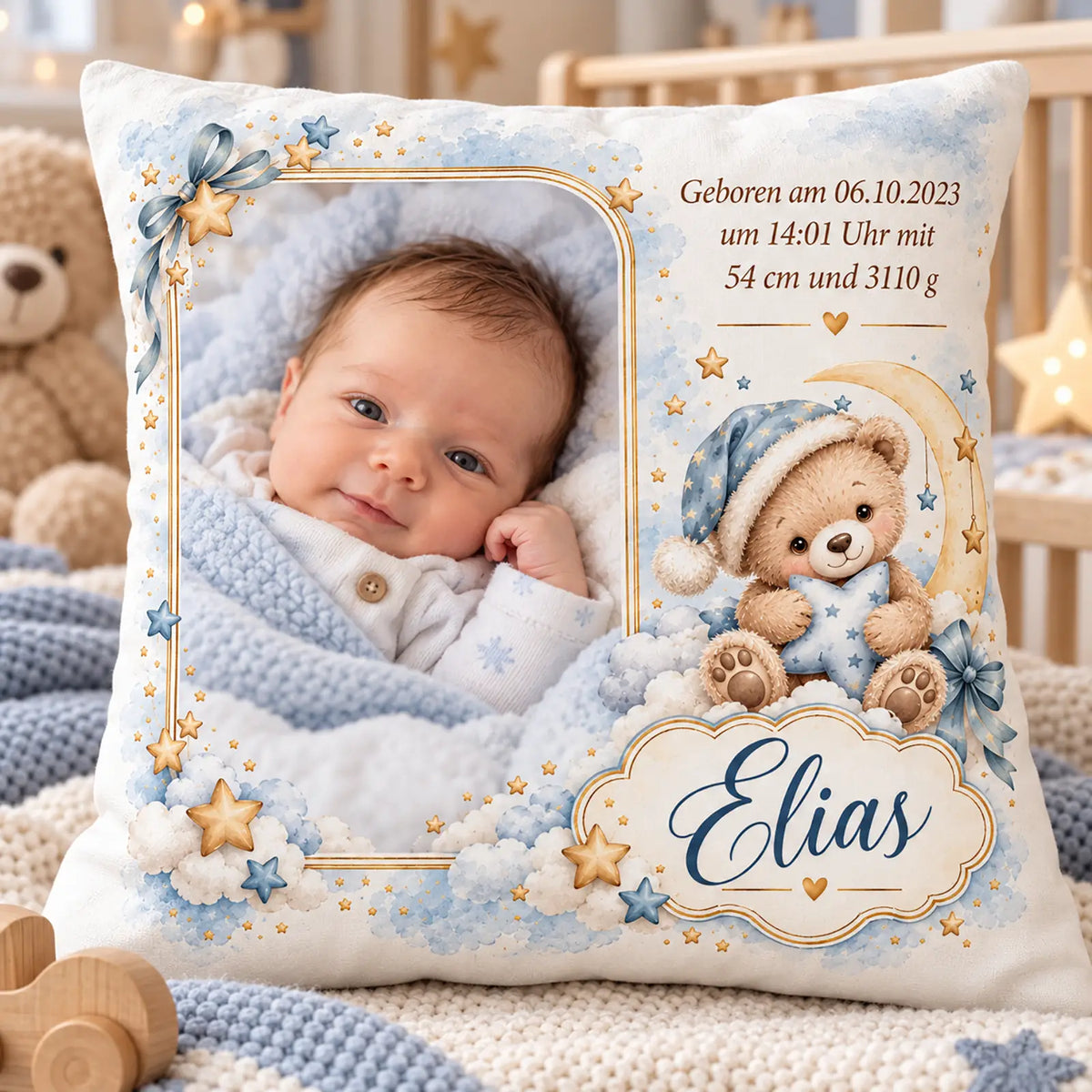 Personalisiertes Babykissen mit harmonisch eingefügtem Foto zur Geburt – Motiv Teddybär schlafend auf Mondsichel für Jungen