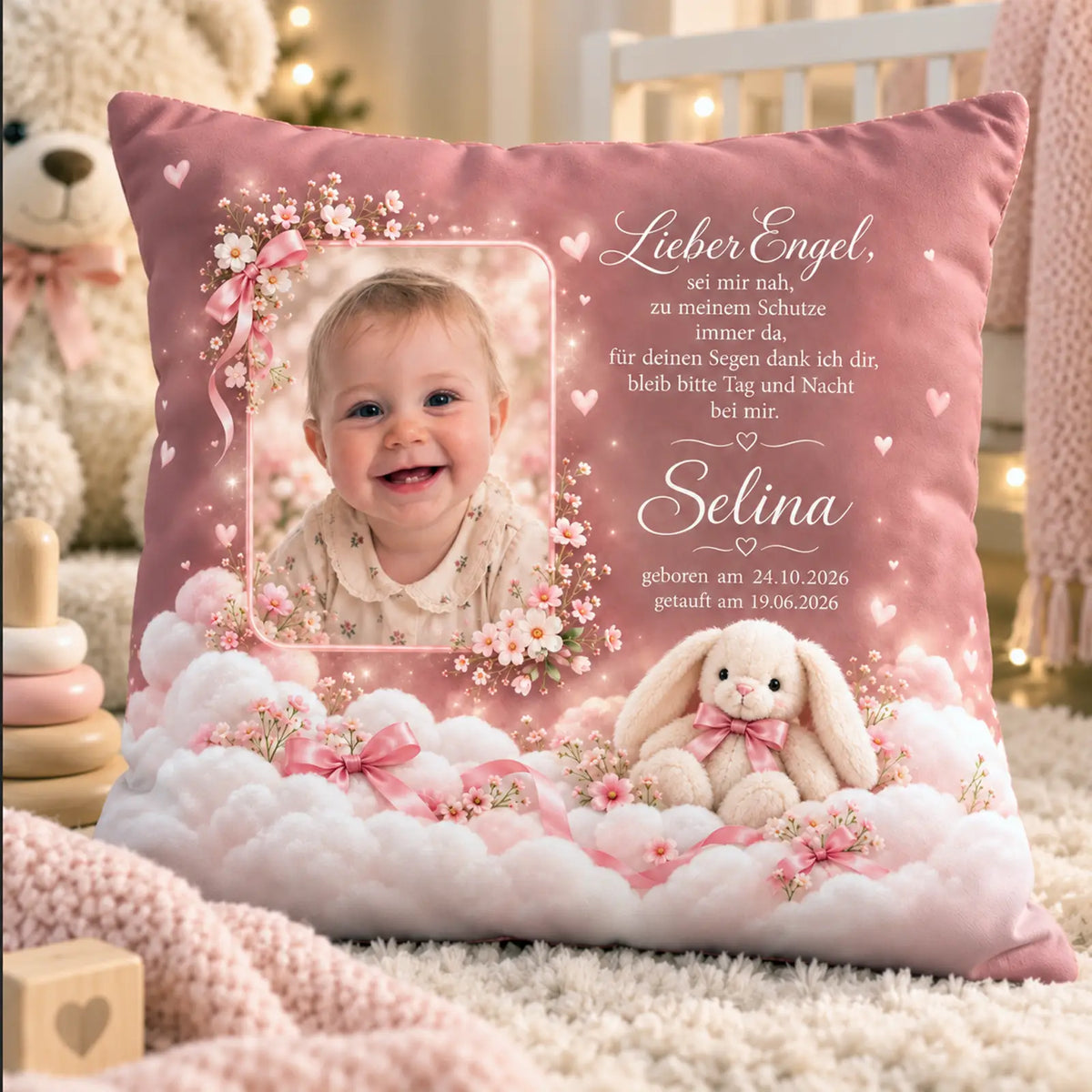 Personalisiertes Fotokissen zur Taufe mit perfekt eingefügtem Kinderfoto – Motiv Kuschelhase auf Wolken mit Gebet