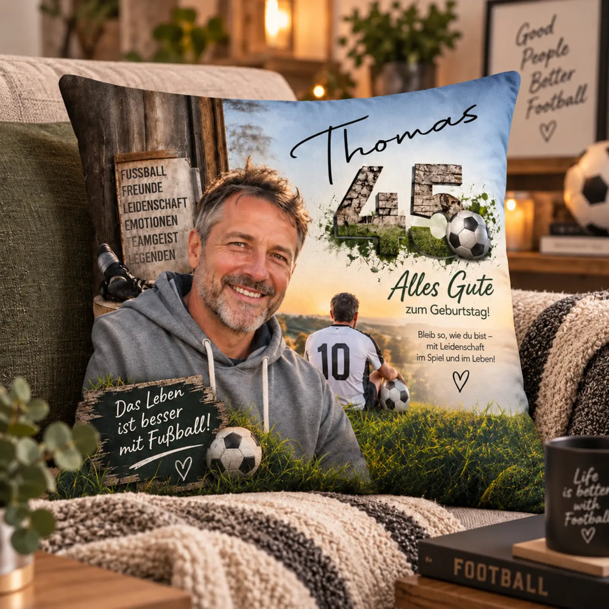 Personalisiertes Kissen zum 45. Geburtstag für Fußball-Fans mit eigenem Foto, Namen und Geburtstagswünschen auf einem Sofa