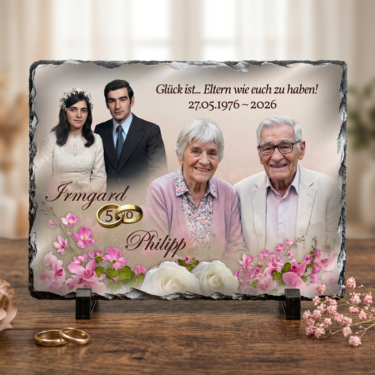 Personalisierte Schieferplatte zur Goldenen Hochzeit für Eltern mit Fotos damals und heute, Widmung und Ringen, bedruckt auf echtem Naturschiefer mit Bruchkante und Standfüßen als Fotogeschenk zum 50. Jubiläum
