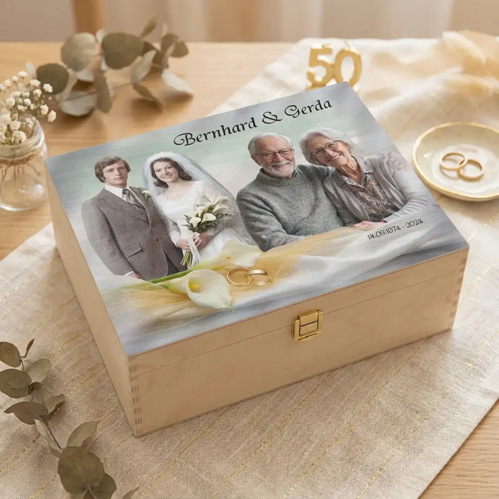Personalisierte Holzbox. Geschenk zur Goldenen Hochzeit mit Fotocollage eines Ehepaares, links Hochzeitsfoto von früher und rechts aktuelles Porträt mit den Namen Bernhard und Gerda sowie Datum zum 50. Hochzeitstag