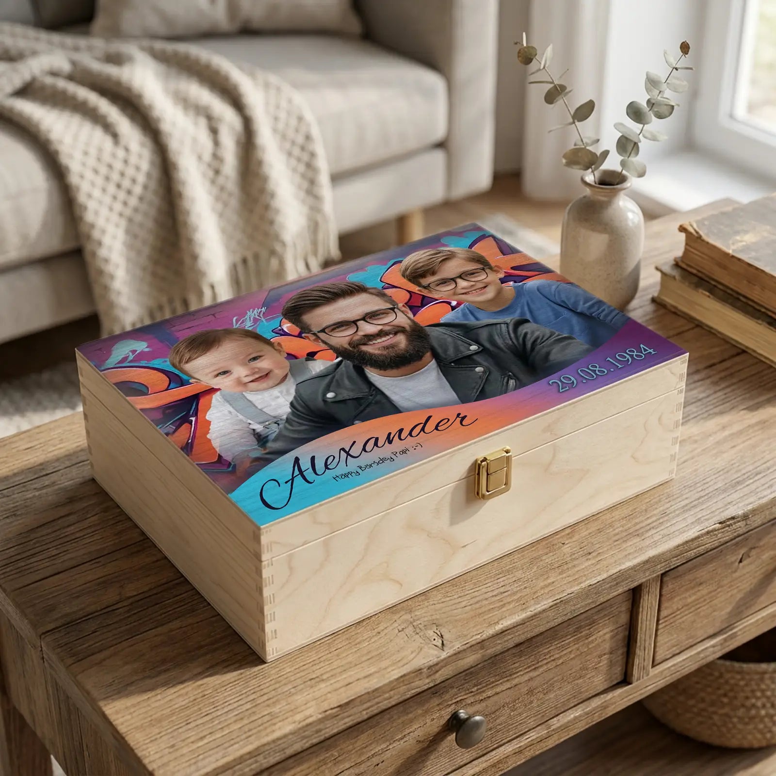Diese liebevoll gestaltete Holzbox mit Foto ist ein personalisiertes Geschenk mit Namen und individuellen Elementen.