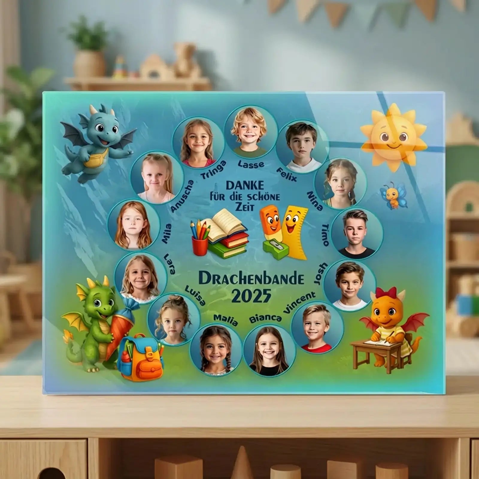 Ein personalisiertes Acrylglasbild mit einzelnen Kinderfotos und Namen, als Geschenk zum Abschied vom Kindergarten für Erzieher und Erzieherinnen - mit passender Thematik zum Gruppennamen Drachenbande
