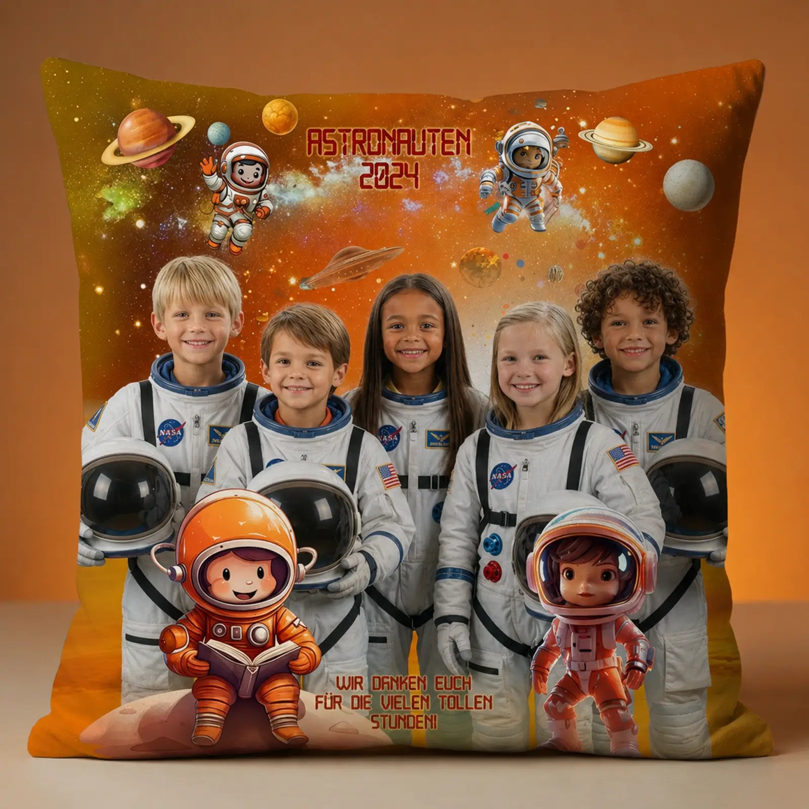 Geschenk zum Kindergarten-Abschied – Fotokissen mit Astronauten-Thema und Gruppenfoto der Kinder 2024.