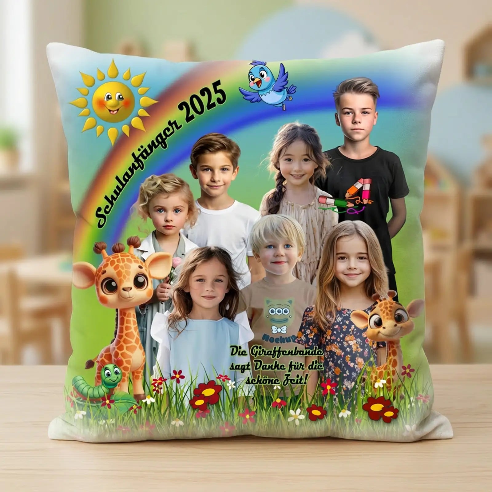 Geschenk zum Kindergarten-Abschied – Fotokissen mit Gruppenfoto von Grundschulkindern und lustigen Tiermotiven.