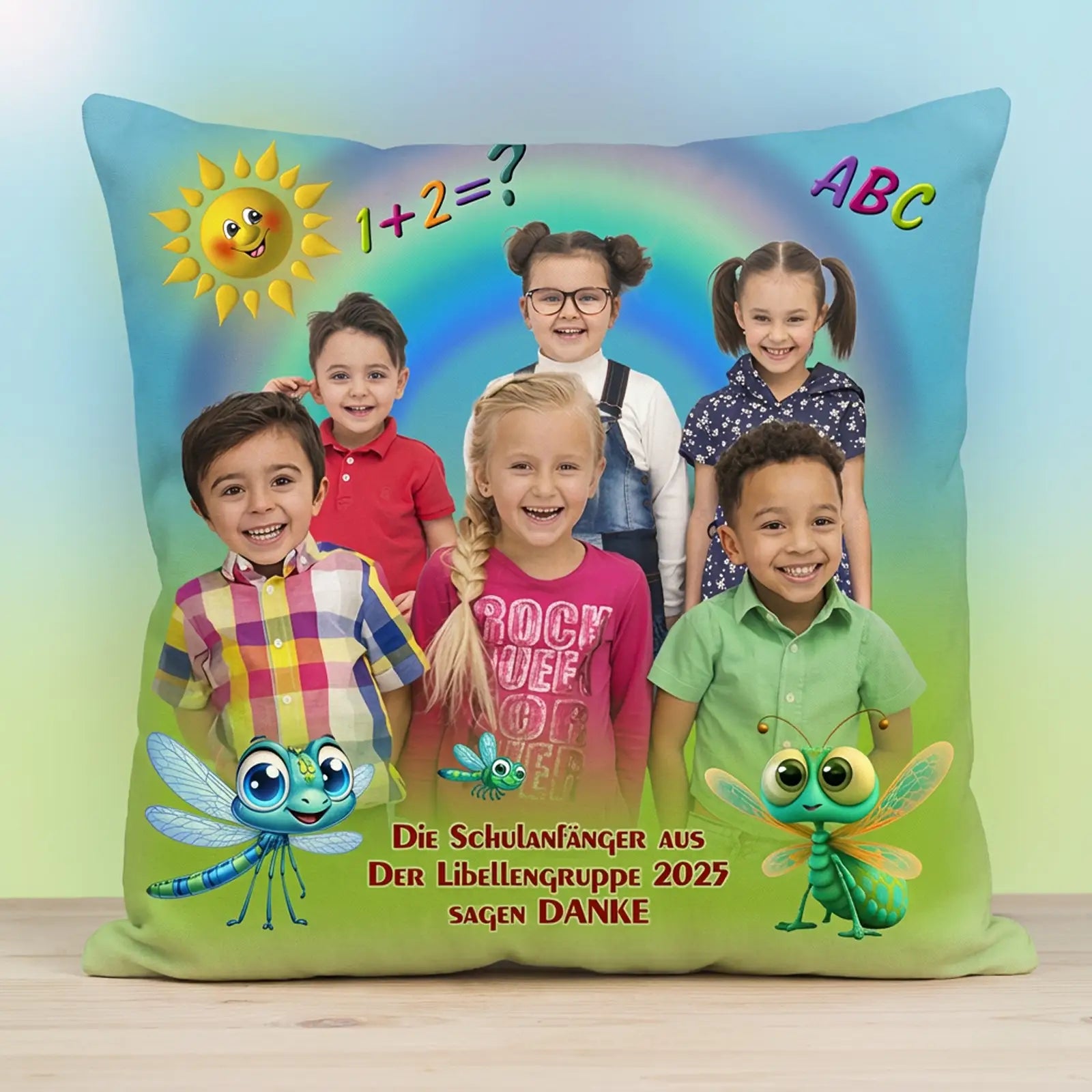 Geschenk zum Kindergarten-Abschied – Fotokissen mit fröhlichem Gruppenfoto der Kinder und bunten Motiven.