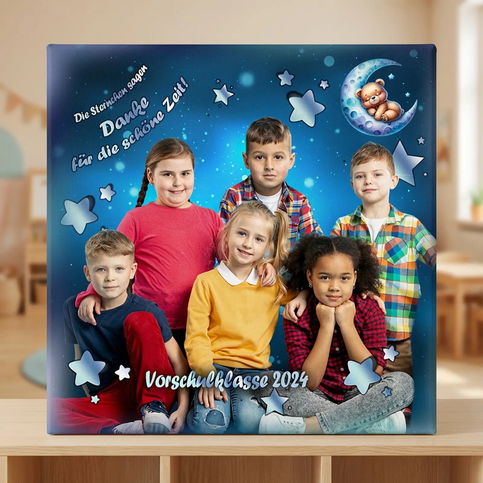 Kindergruppenfoto Sternengrupp auf Leinwand mit blauem Weltraum-Hintergrund, Sternen als Abschiedsgeschenk.
