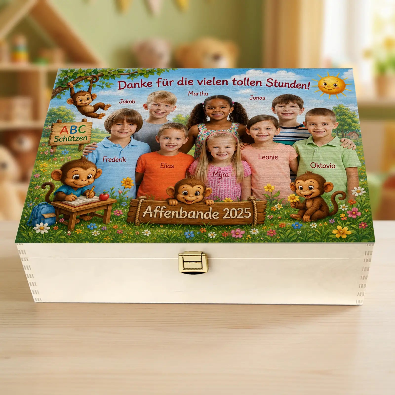 Geschenk Holzbox mit Gruppenfoto von Kindern und Affen, Dankeschön für tolle Stunden im Kindergarten 2025.