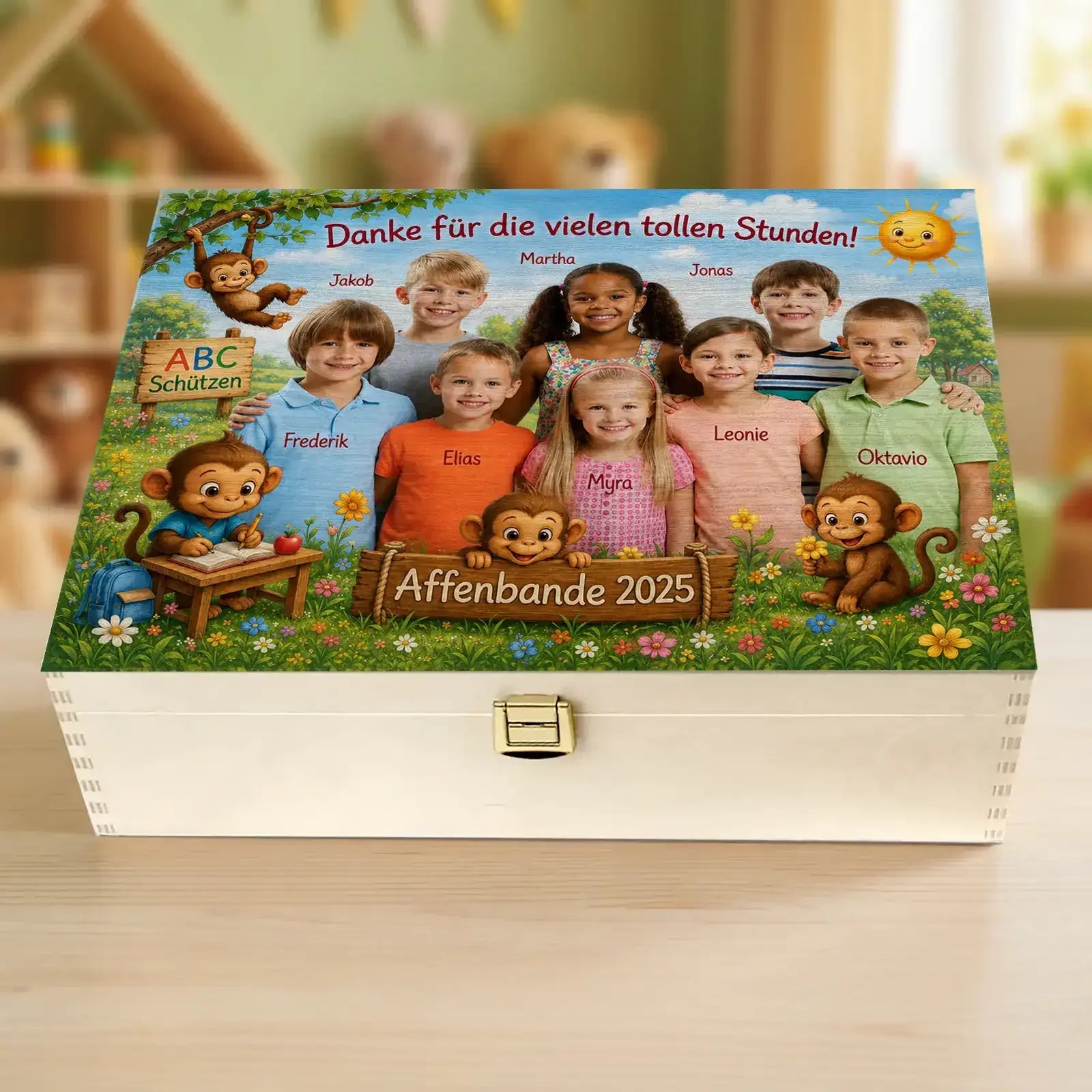 Geschenk Holzbox mit Gruppenfoto von Kindern und Affen, Dankeschön für tolle Stunden im Kindergarten 2025.