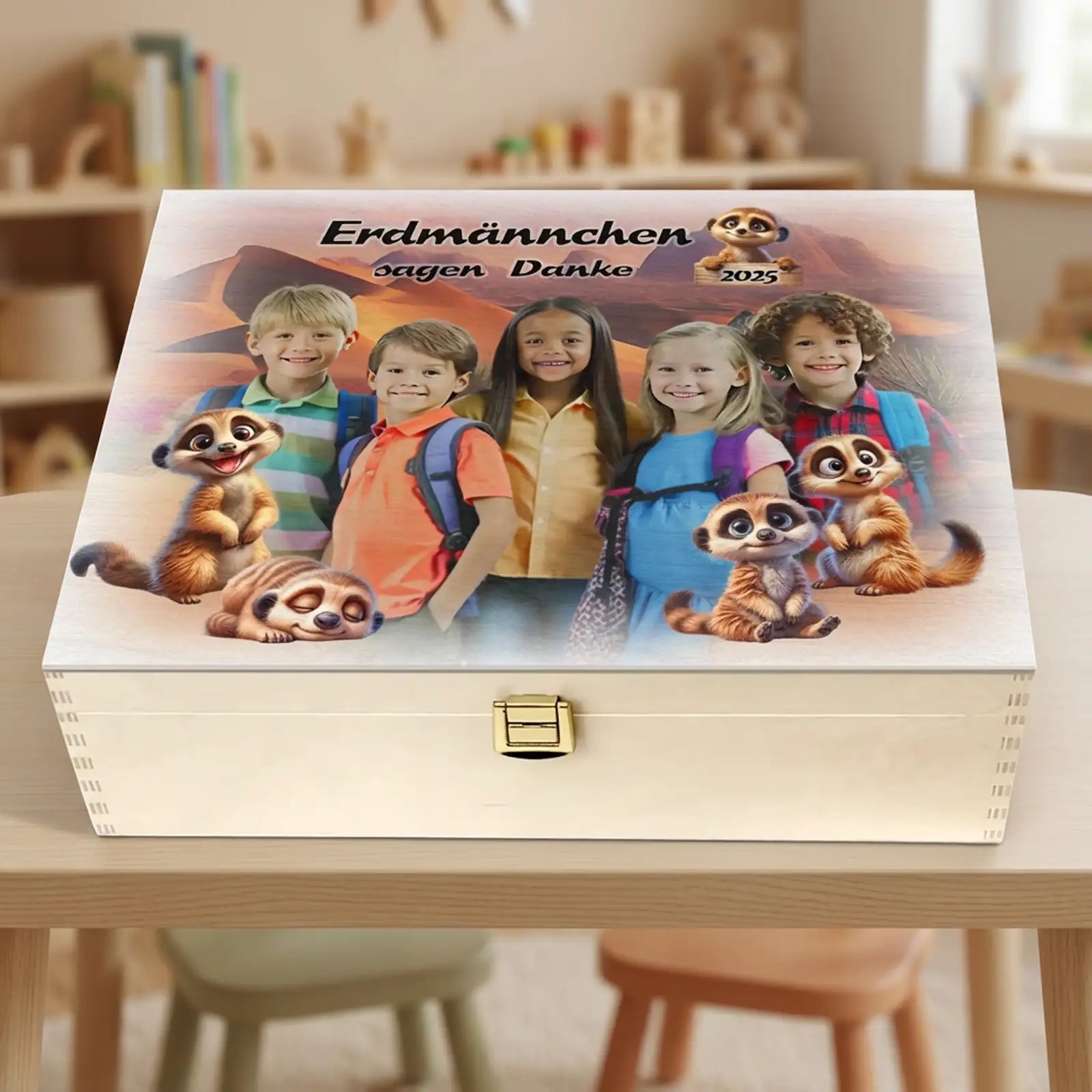 Geschenk – Gruppenbild auf Holzbox mit fünf Kindern und Erdmännchen-Motiven, eine persönliche Erinnerung für Kindergarten und Schule.
