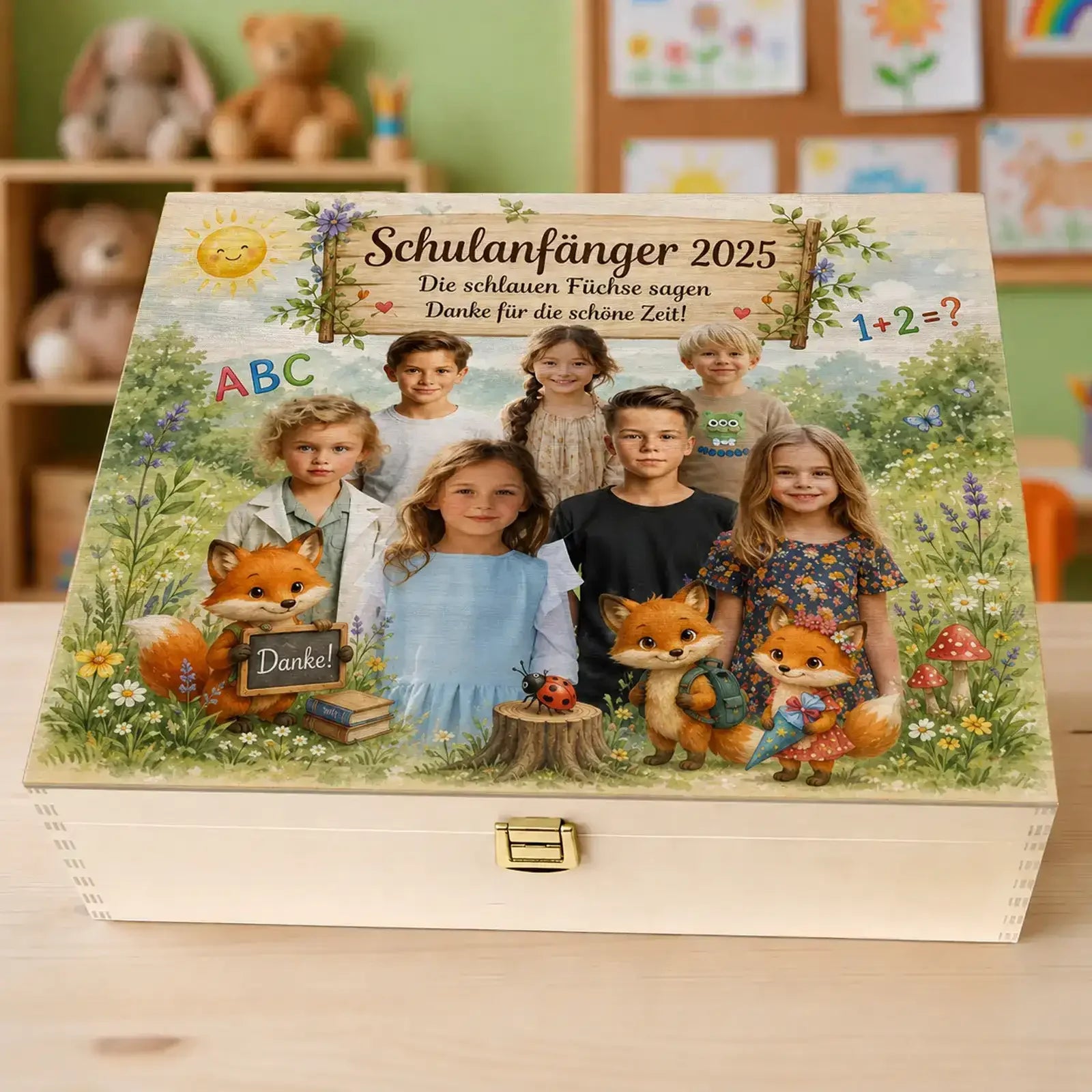 Geschenk für den Kindergarten – Gruppenbild auf Holzbox mit Schulanfängern 2025 und niedlichen Figuren.