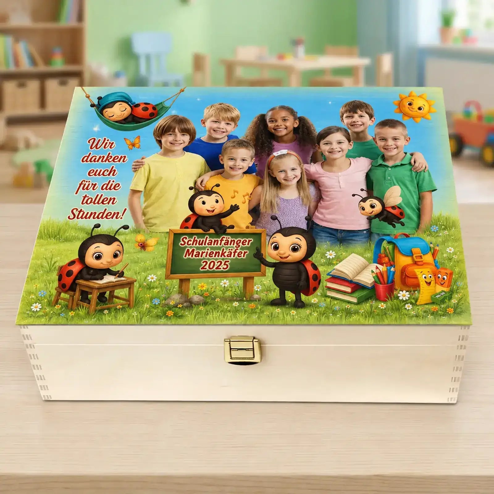 Geschenk – Gruppenbild auf Holzbox für Kindergarten mit Kindern, Erinnerungsstück für Kita & Schule, kreative Gestaltung.