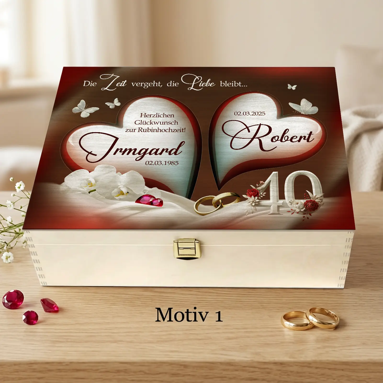 Personalisiertes Geschenk zur Rubinhochzeit – eine exklusive Holzbox zum 40. Hochzeitstag mit liebevollem Motiv.
