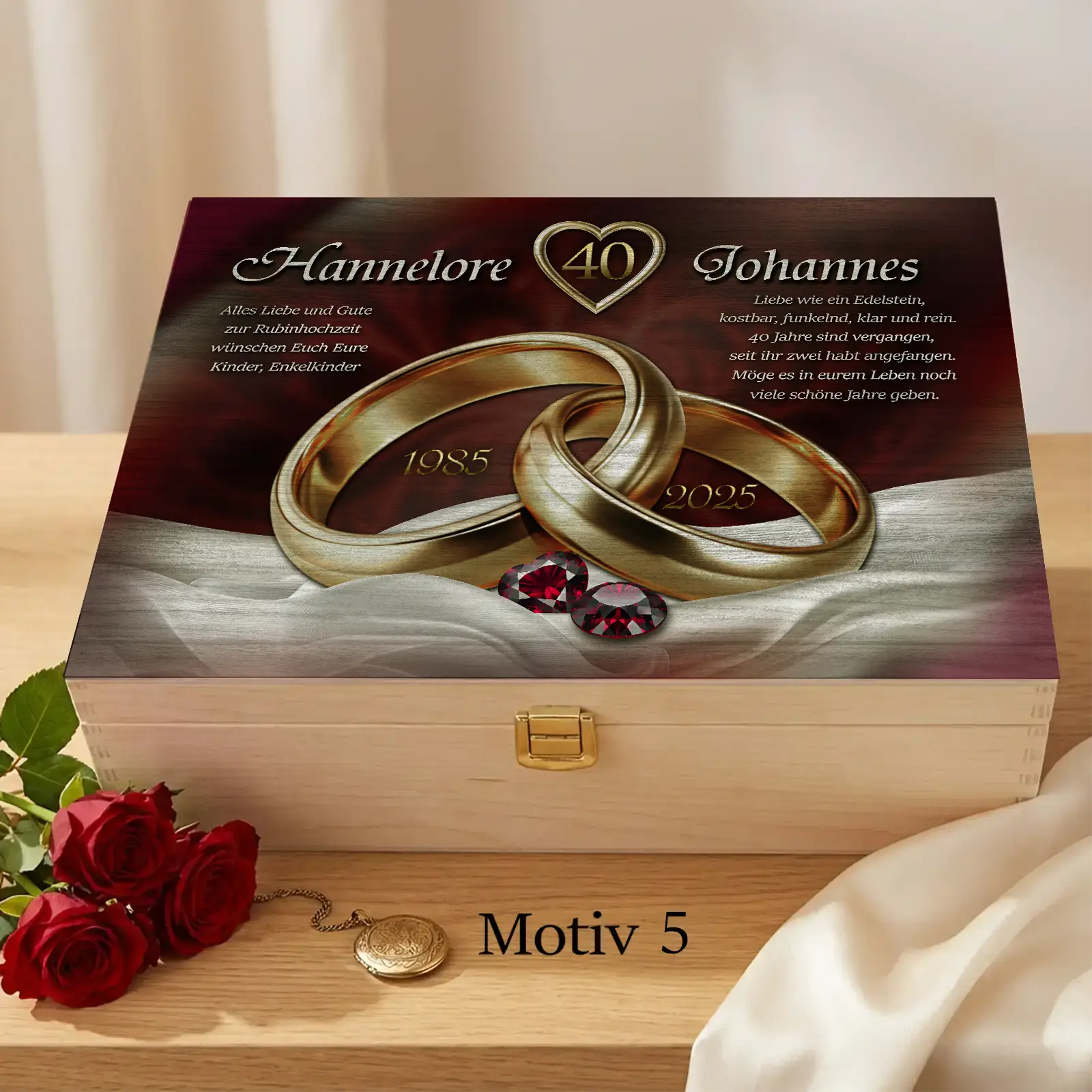 Eine elegante Holzbox mit Motiv als personalisiertes Geschenk zur Rubinhochzeit für den besonderen 40. Hochzeitstag.