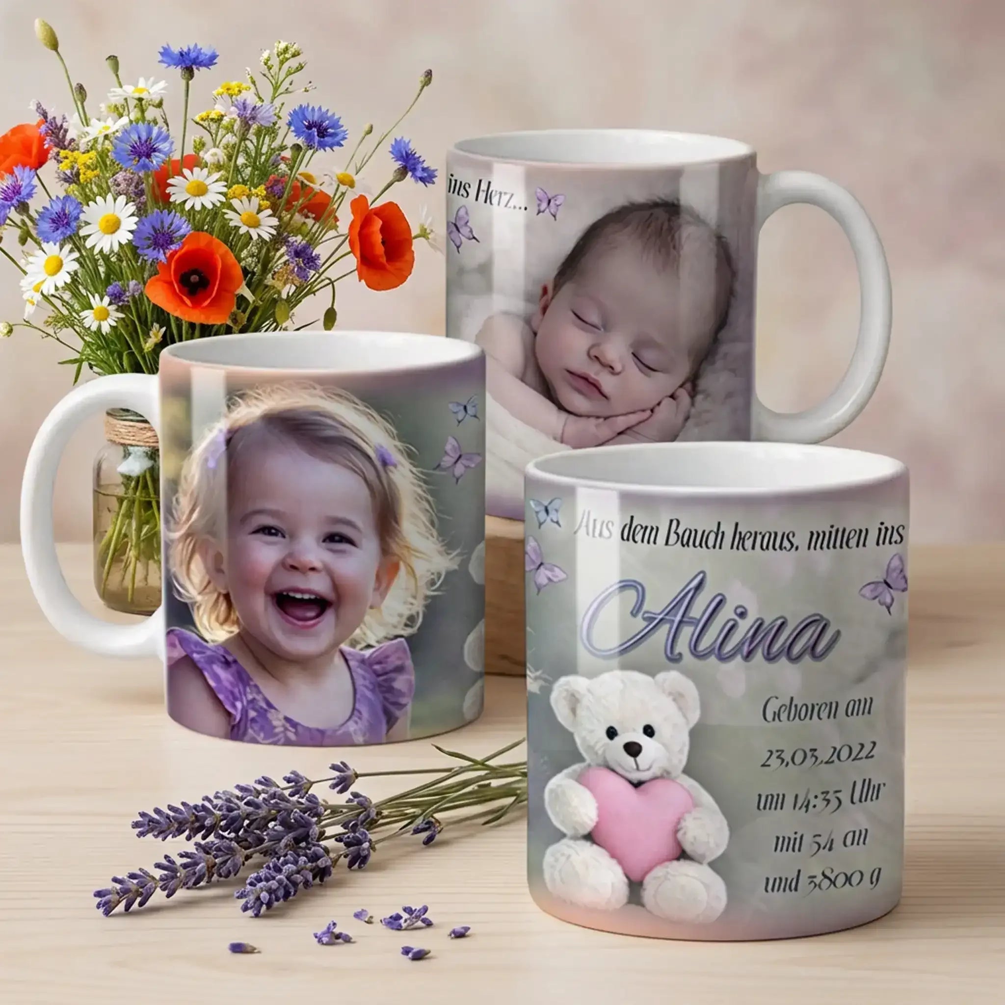 Personalisierte Babytasse mit Foto – liebevoll gestaltetes Geschenk zur Geburt oder Taufe, dekorativ platziert in gemütlicher Babyszene mit Lavendel und Kuscheltier