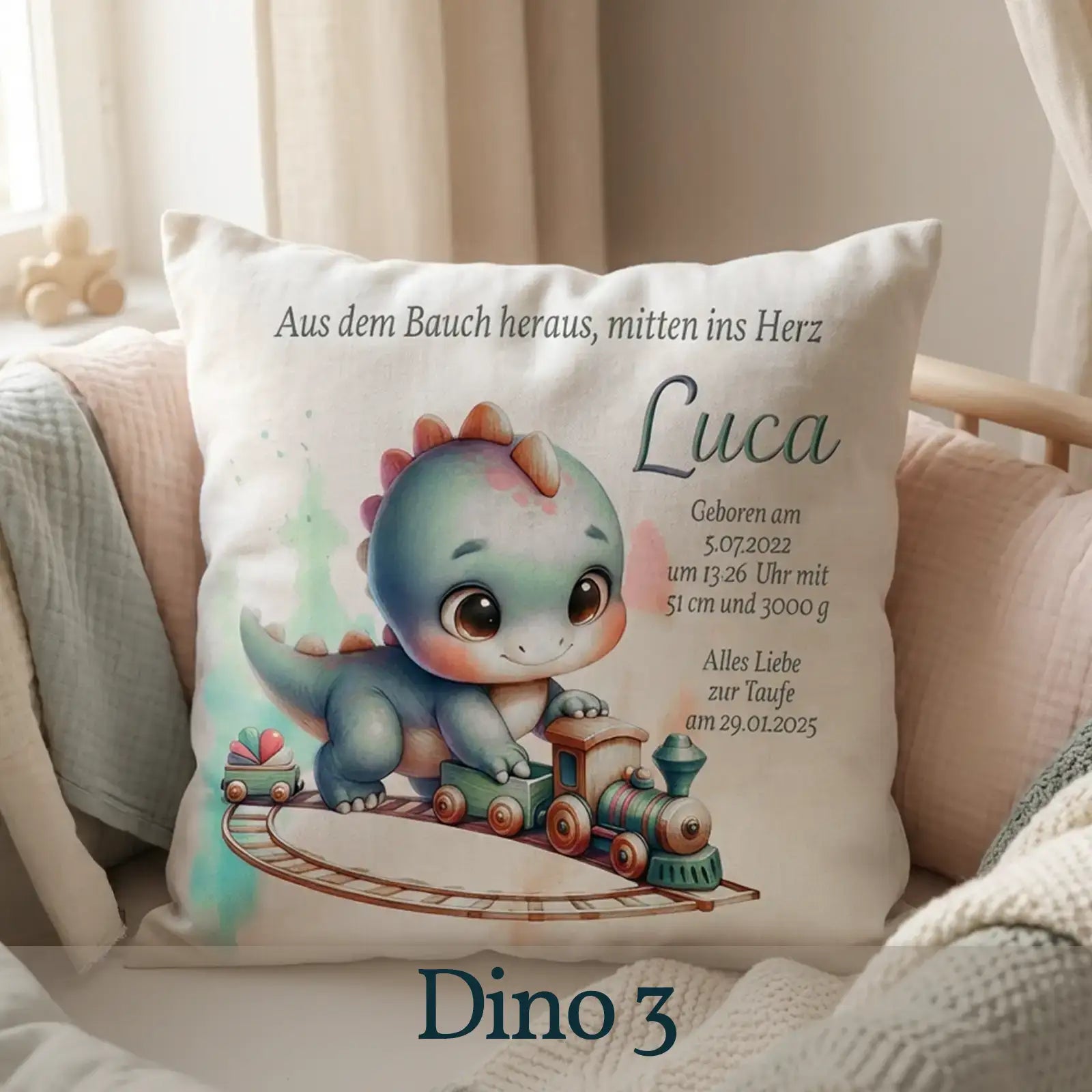 Kissen zur Taufe. Geschenk mit Dino-Motiv, personalisiert mit Name des Babys, Spruch und Geburtsdaten.