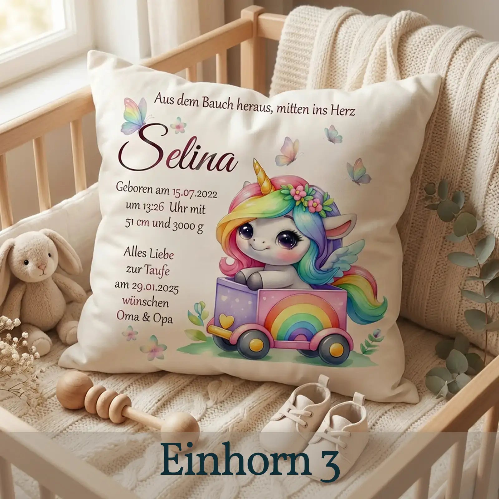 Kissen zur Taufe. Geschenk mit Einhorn-Motiv, personalisiert mit Name des Babys, Spruch und Geburtsdaten.