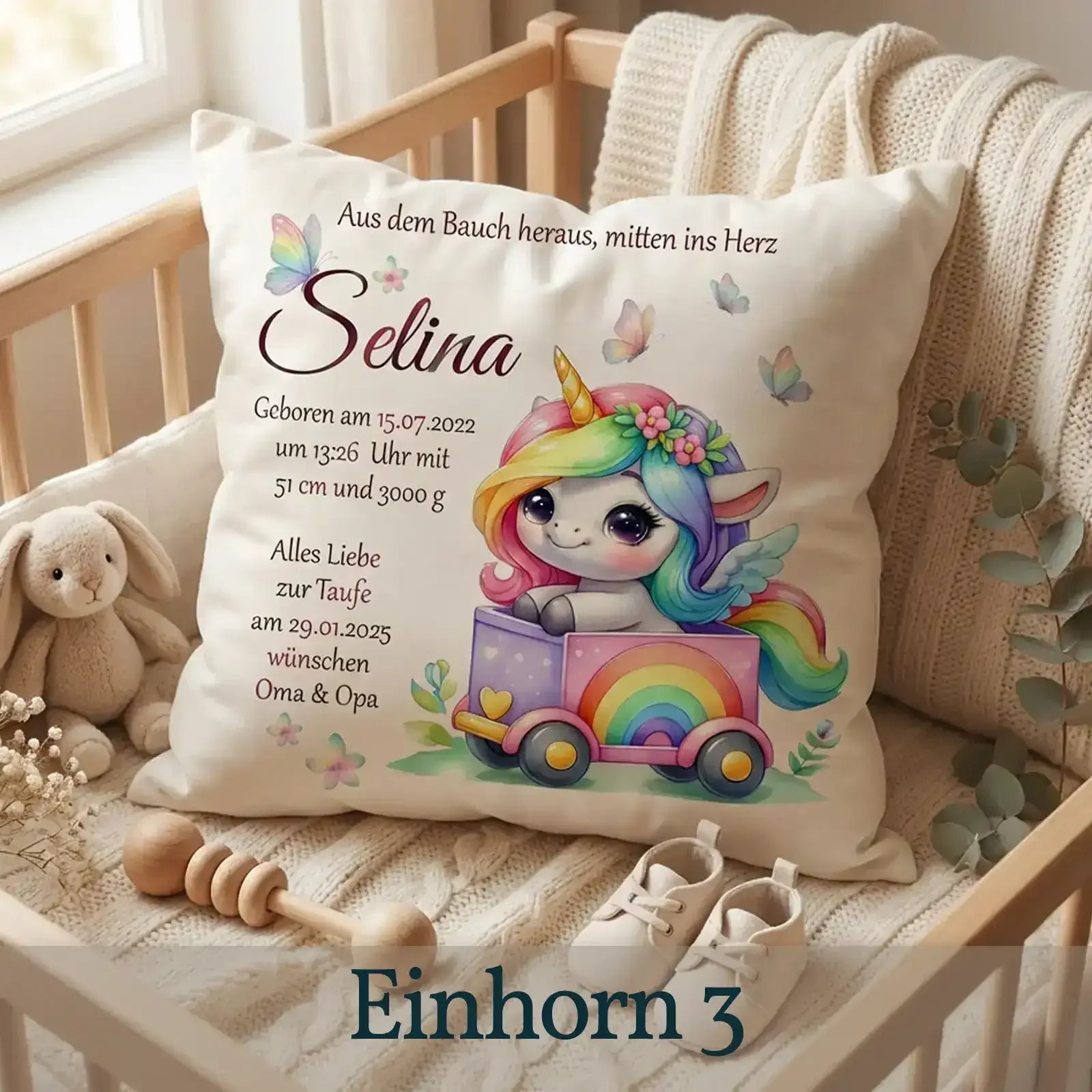 Kissen zur Taufe. Geschenk mit Einhorn-Motiv, personalisiert mit Name des Babys, Spruch und Geburtsdaten.