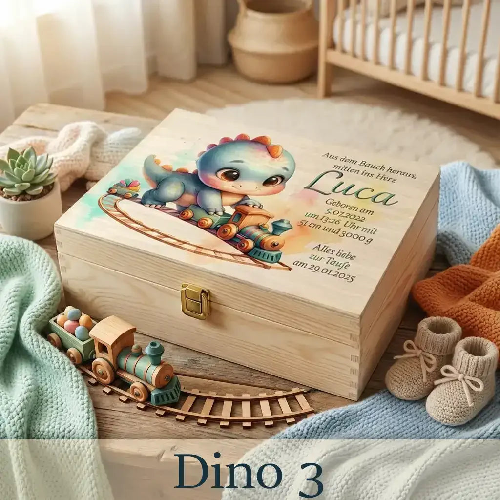 Eine einzigartige Holzbox als personalisiertes Geschenk zur Taufe mit individuellem Motiv und persönlichen Angaben des Kindes.