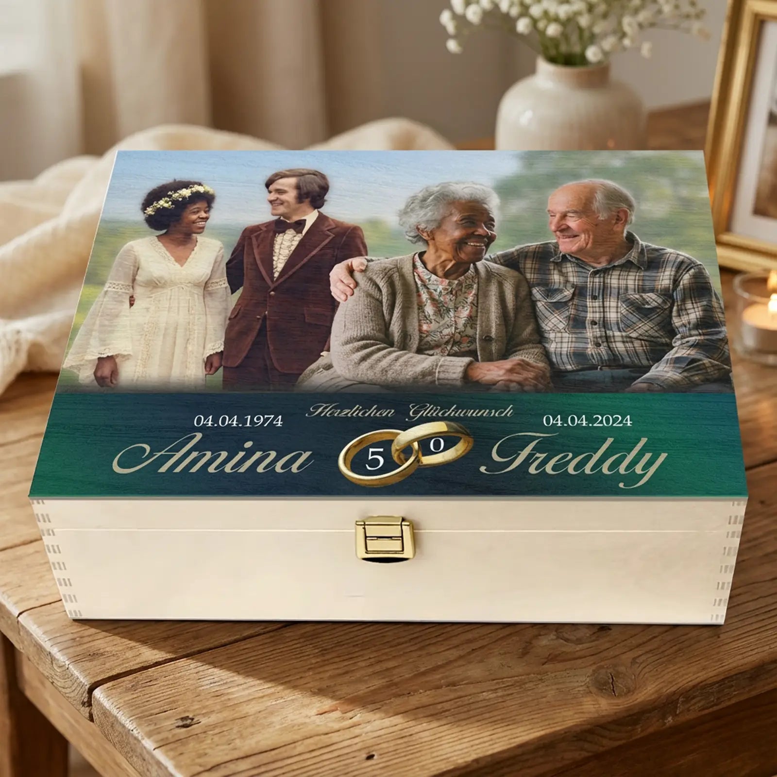 Personalisierte Holzbox als Geschenk zur Goldenen Hochzeit, mit Fotocollage eines Ehepaares, links Hochzeitsfoto von 1974 und rechts aktuelles Porträt, mit den Namen Amina und Freddy sowie goldenen Ringen zum 50. Hochzeitstag