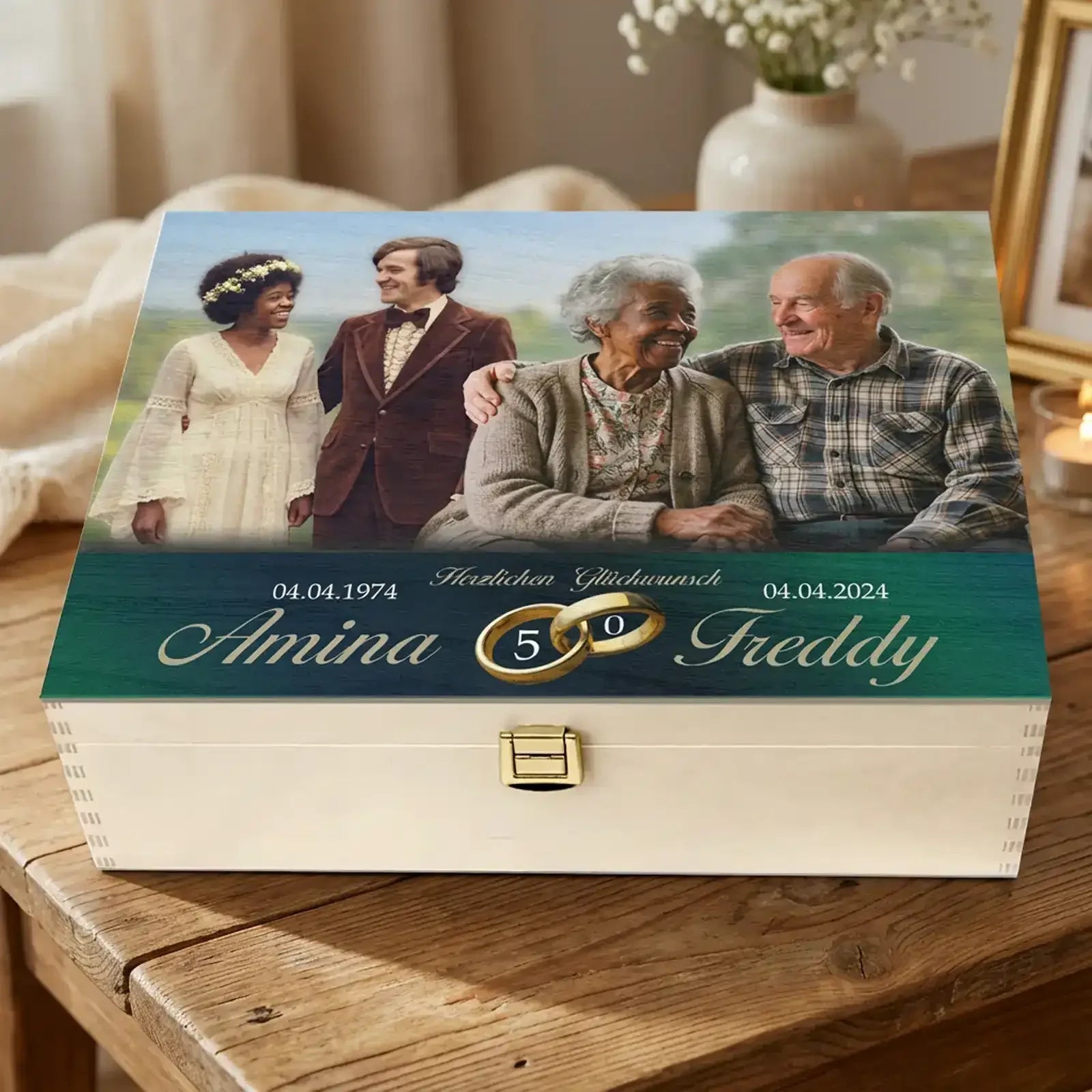 Personalisierte Holzbox als Geschenk zur Goldenen Hochzeit, mit Fotocollage eines Ehepaares, links Hochzeitsfoto von 1974 und rechts aktuelles Porträt, mit den Namen Amina und Freddy sowie goldenen Ringen zum 50. Hochzeitstag