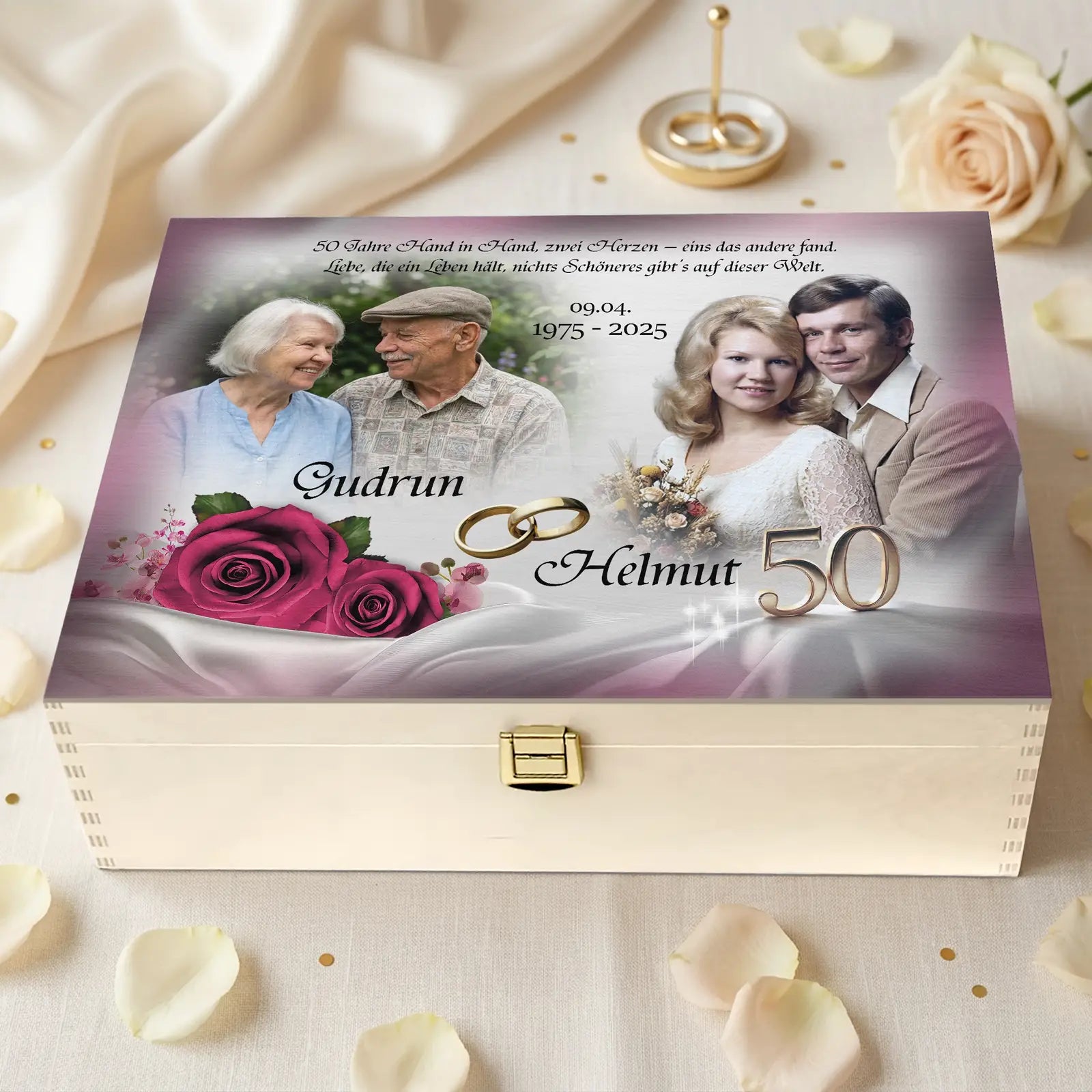 Personalisierte Holzbox als Geschenk zur Goldenen Hochzeit mit Fotocollage eines Ehepaares, Hochzeitsfoto von früher und aktuellem Porträt mit den Namen Gudrun und Helmut sowie goldenen Ringen zum 50. Hochzeitstag