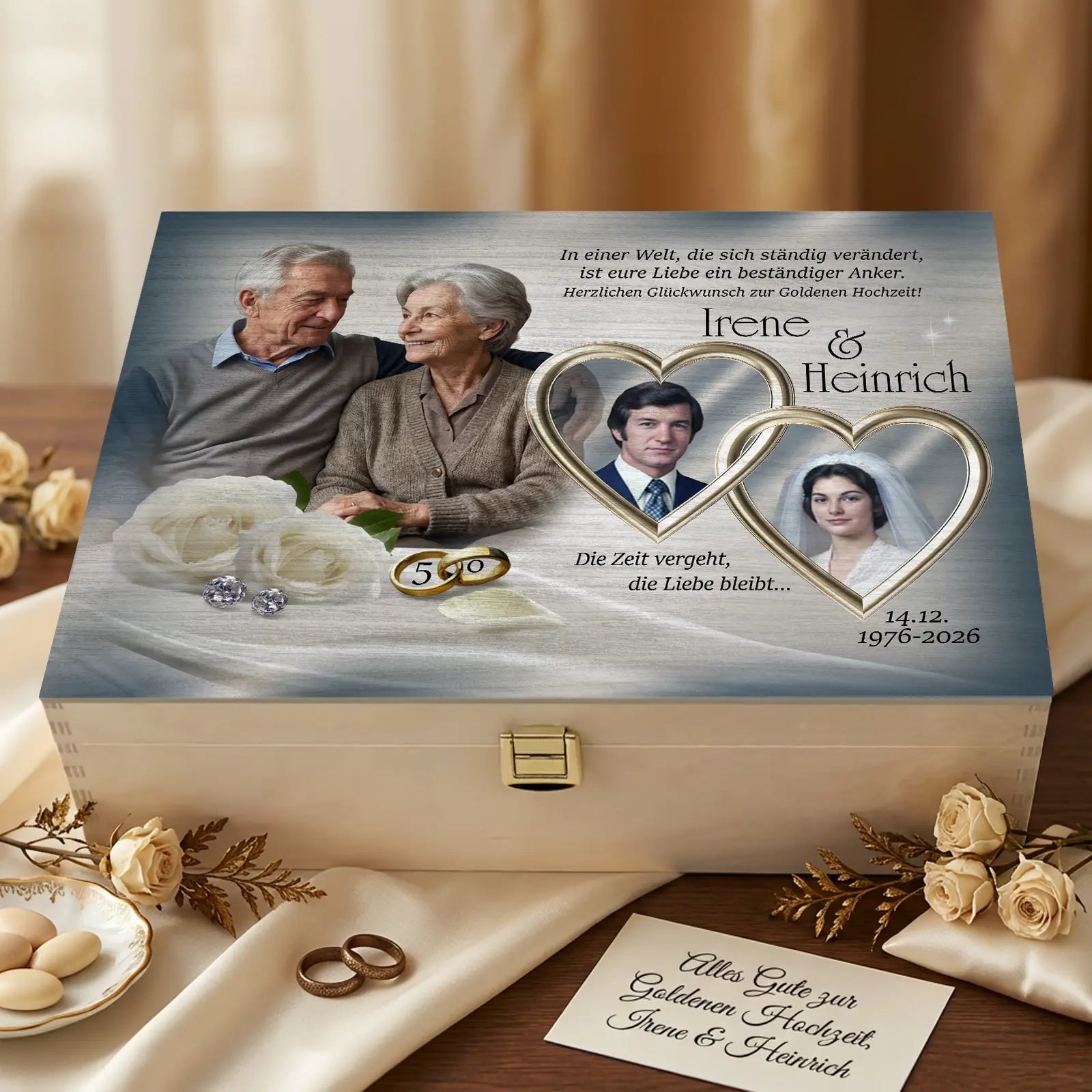 Personalisierte Holzbox als Geschenk zur Goldenen Hochzeit mit Fotocollage eines Ehepaares, aktuellem Porträt sowie Hochzeitsfotos in Herzrahmen mit den Namen Irene und Heinrich